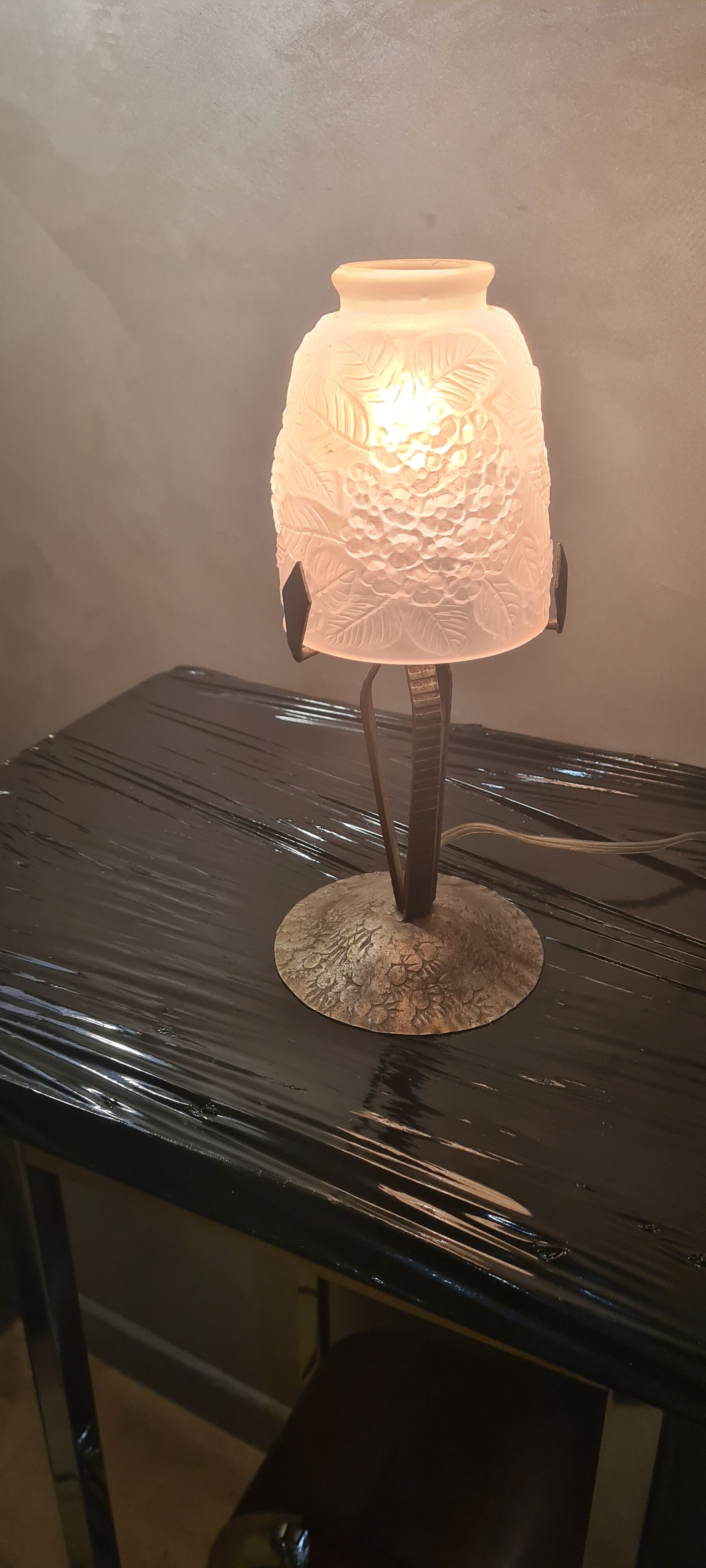 Wrought iron lamp, tulip molded glass pressed, unsigned 1930 a 40