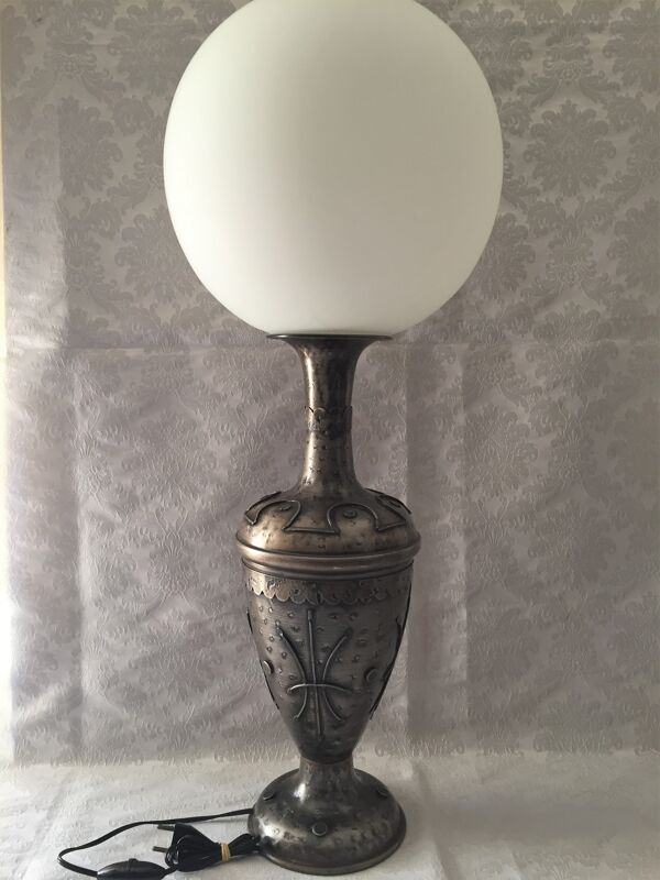 Lampe métal atypique style medieval globe opaline