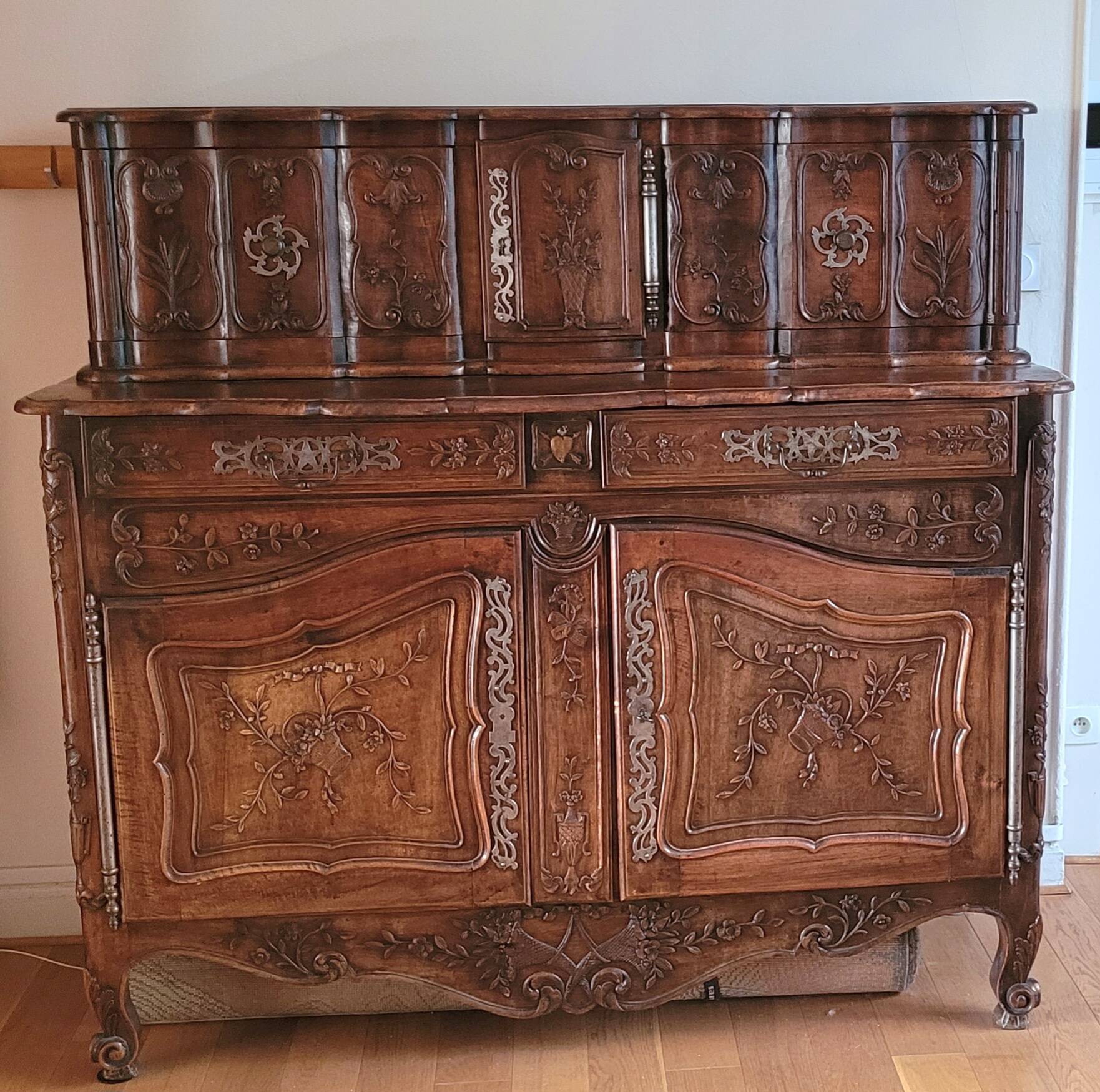 Provençal buffet with two bodies in solid walnut from the 18th century.