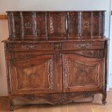 Provençal buffet with two bodies in solid walnut from the 18th century.