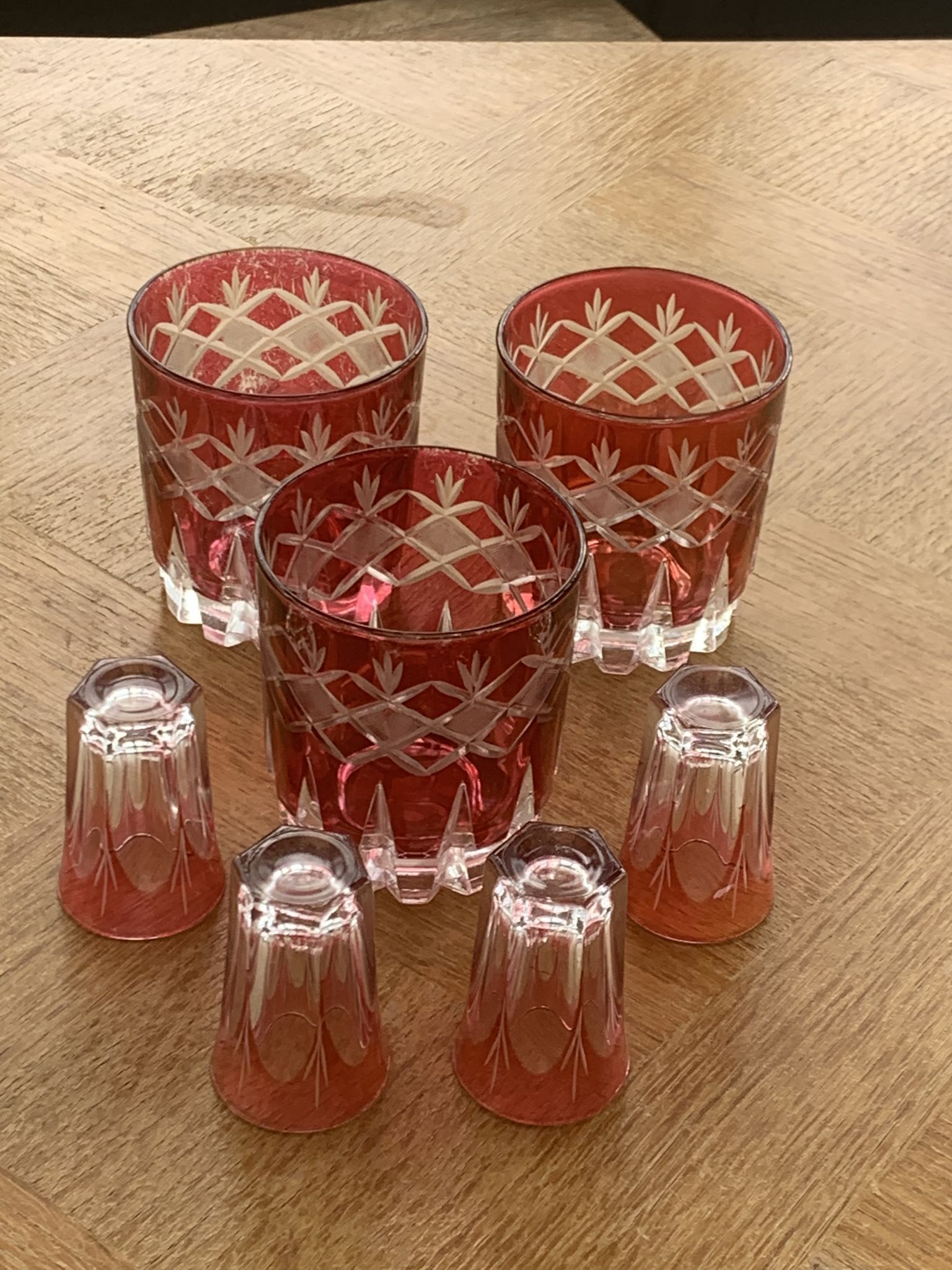 7 verres à apéritif en verre rouge et transparent ciselés vintage