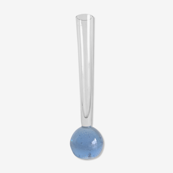 Vase vintage soliflore fin en verre avec boule bleue en verre bullé Murano à la base