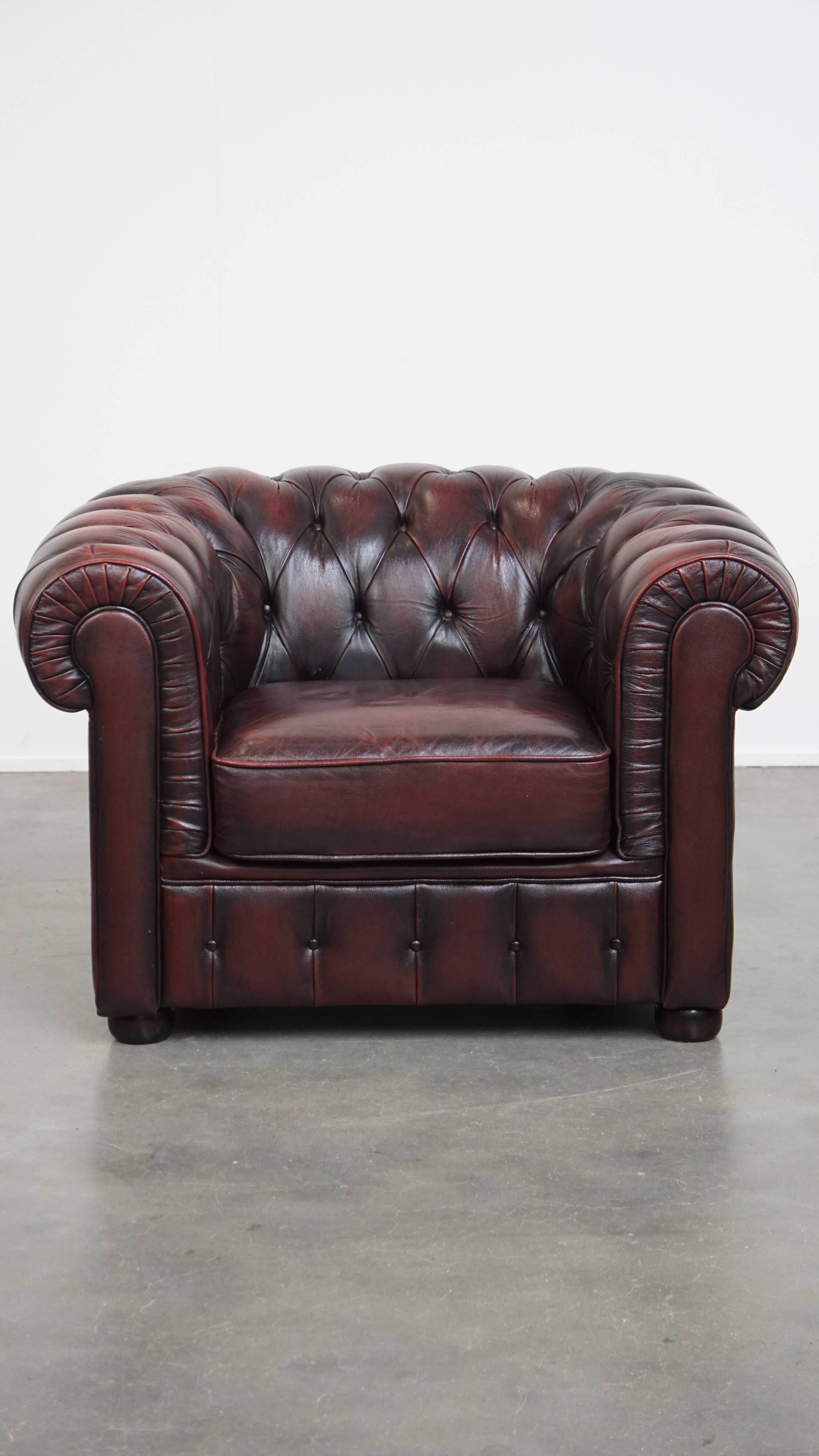 Grand fauteuil club Chesterfield en cuir de vachette rouge foncé