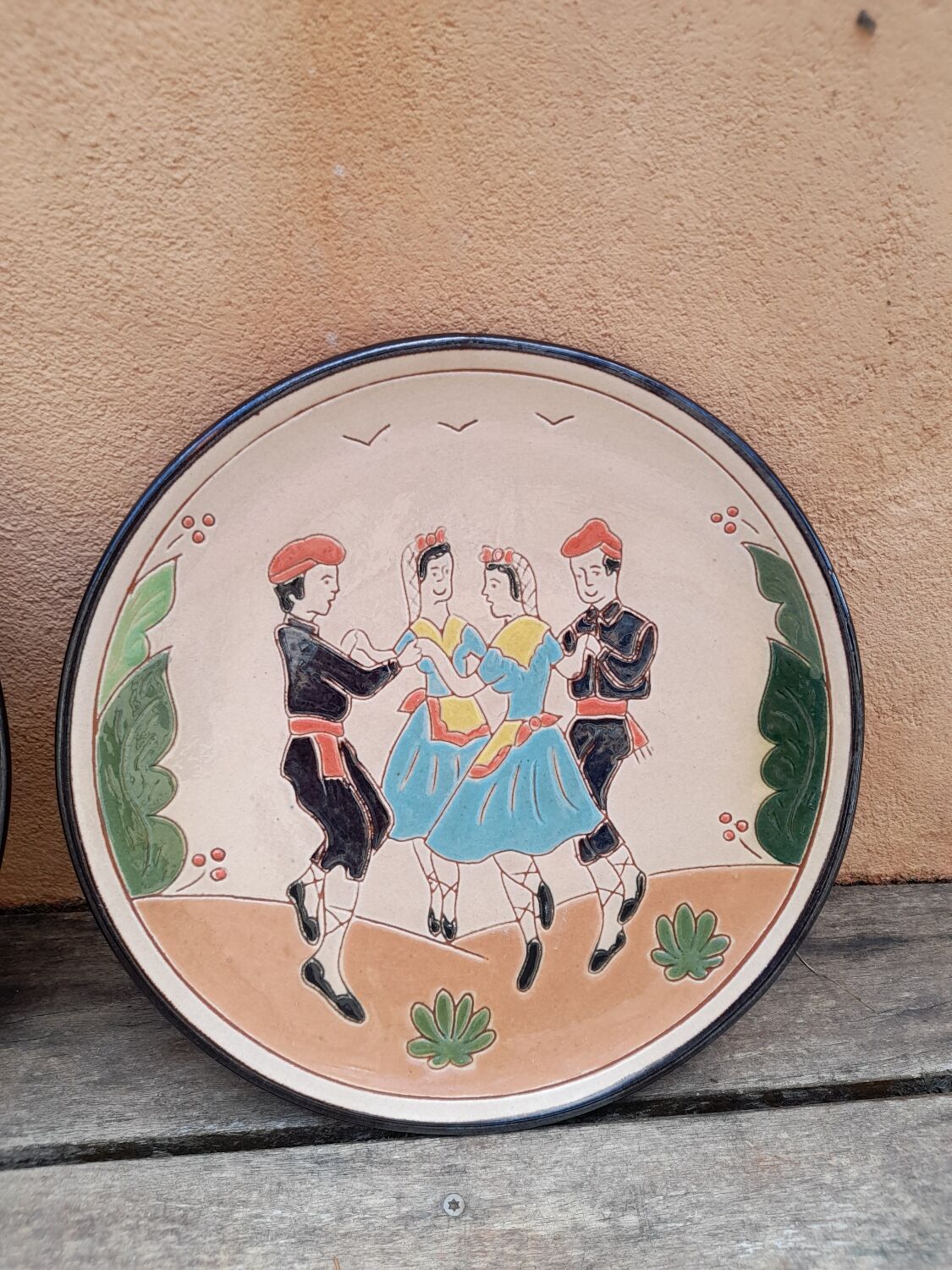 Duo of wall plates or dish traditional Basque dancers, by Aparicio