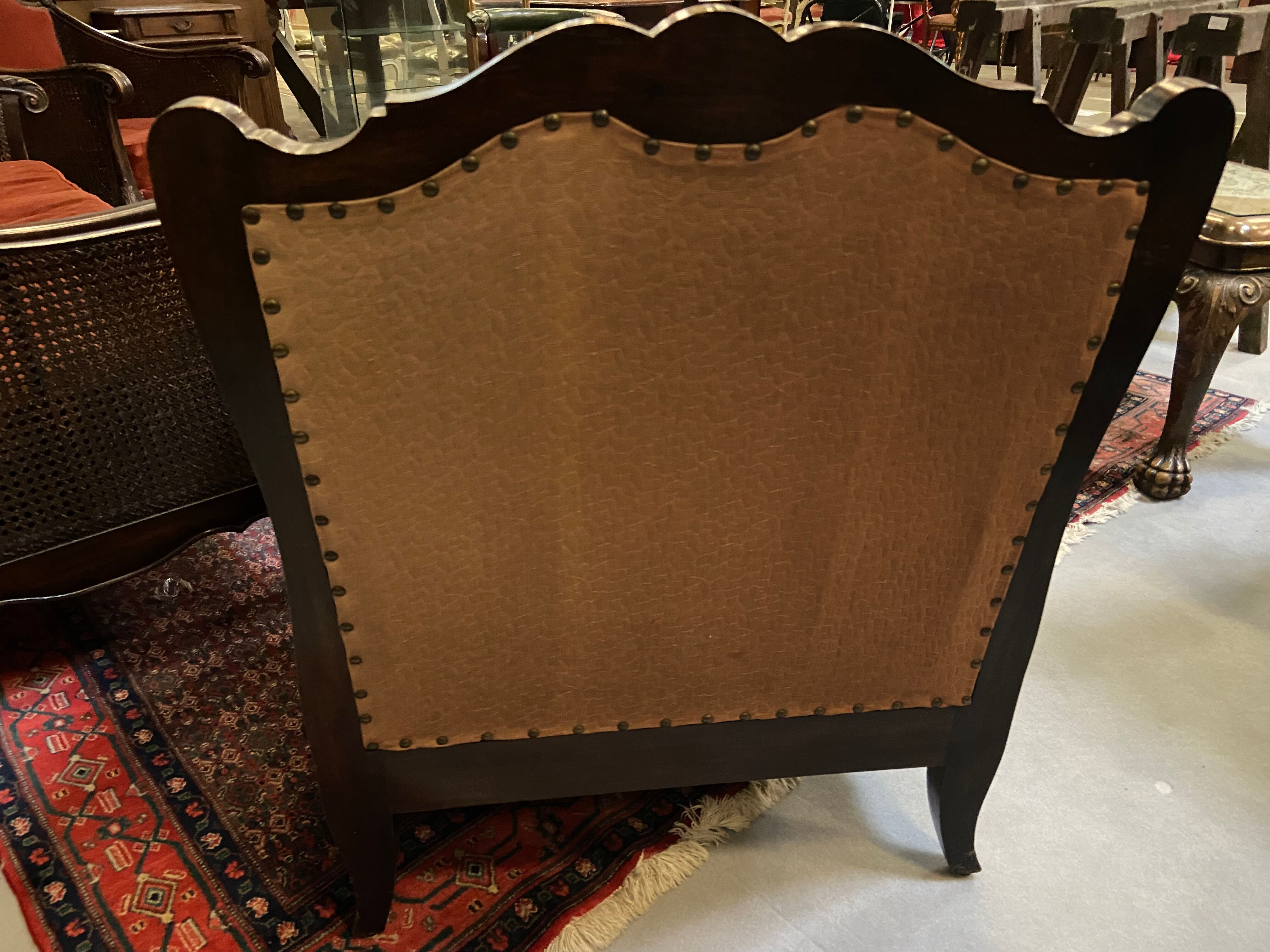 Salon baroque en velours bordeaux et bois