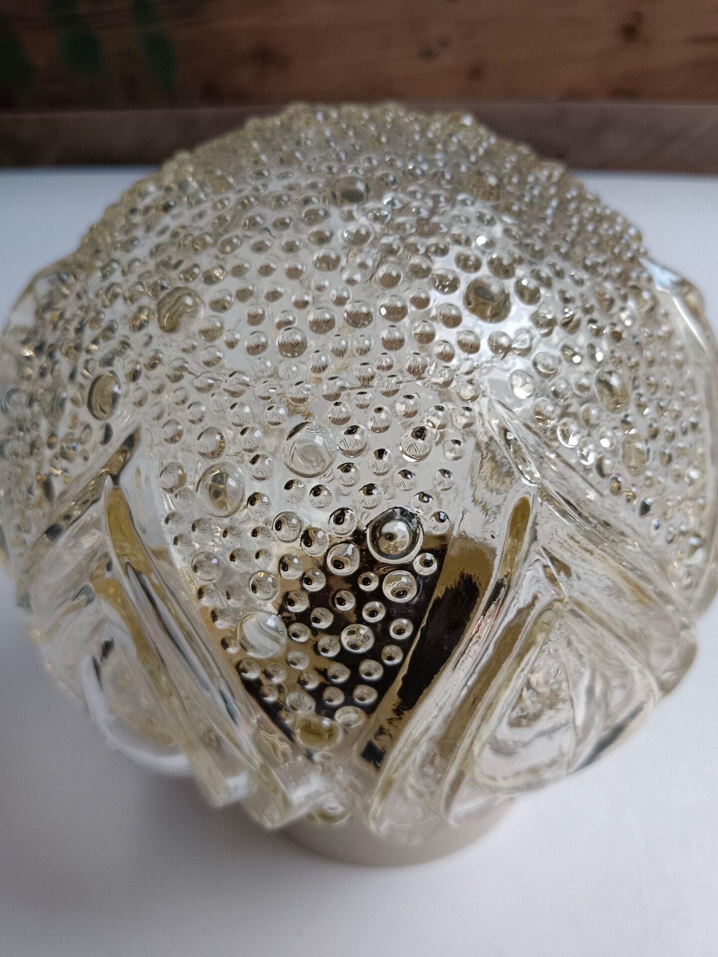 Round relief luminaire glass RZB and its electrifiable support.