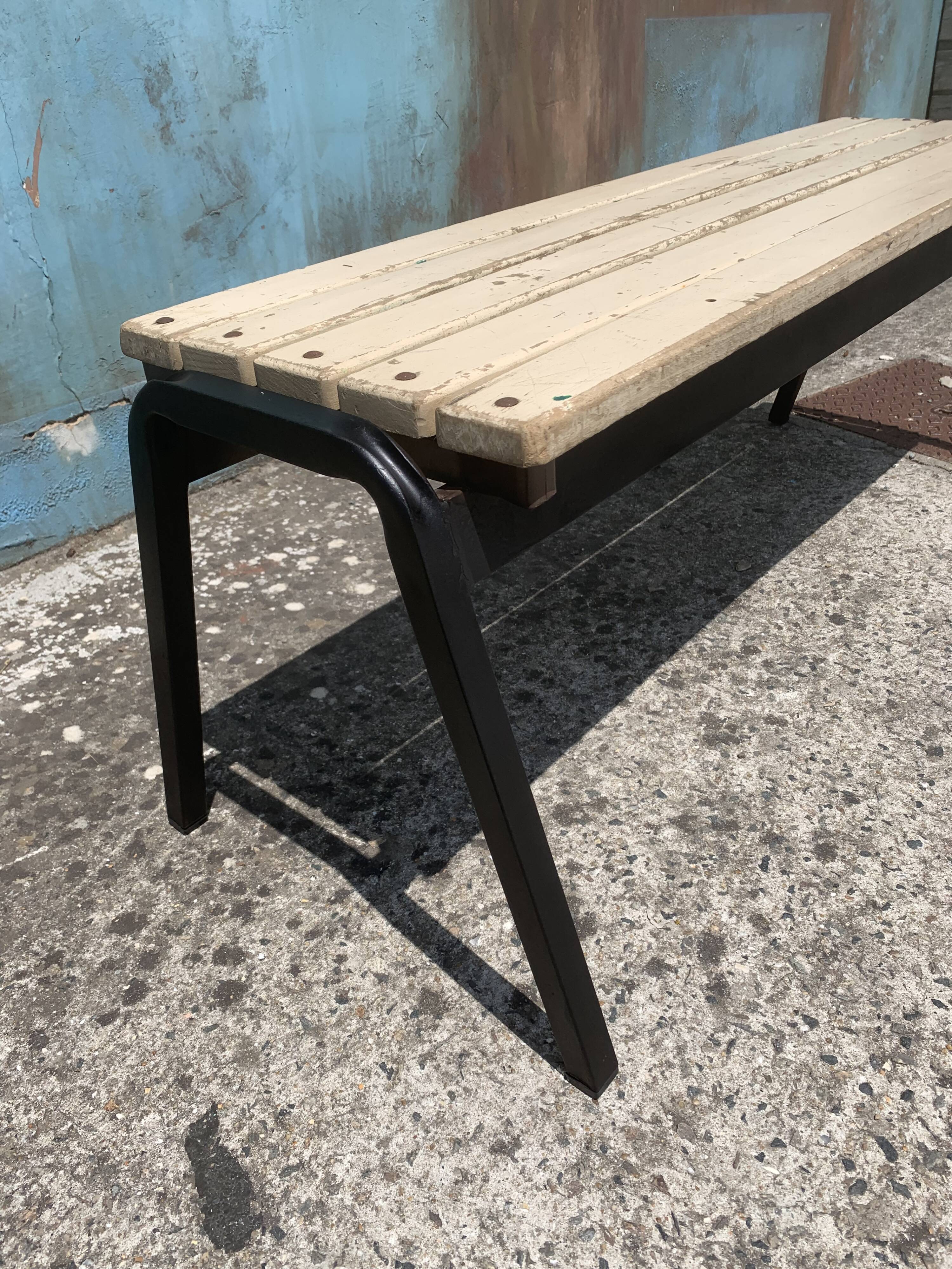 Banc ancien d’ecole industriel