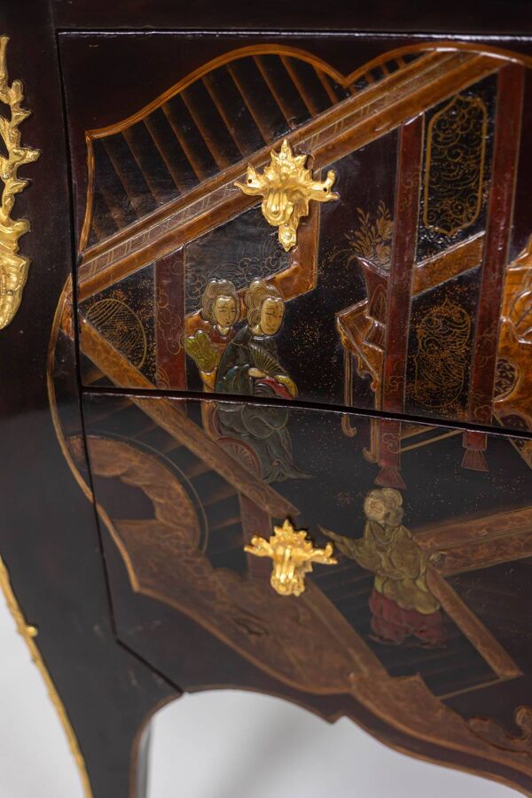 Commode sauteuse en laque avec son marbre. Années 1950.