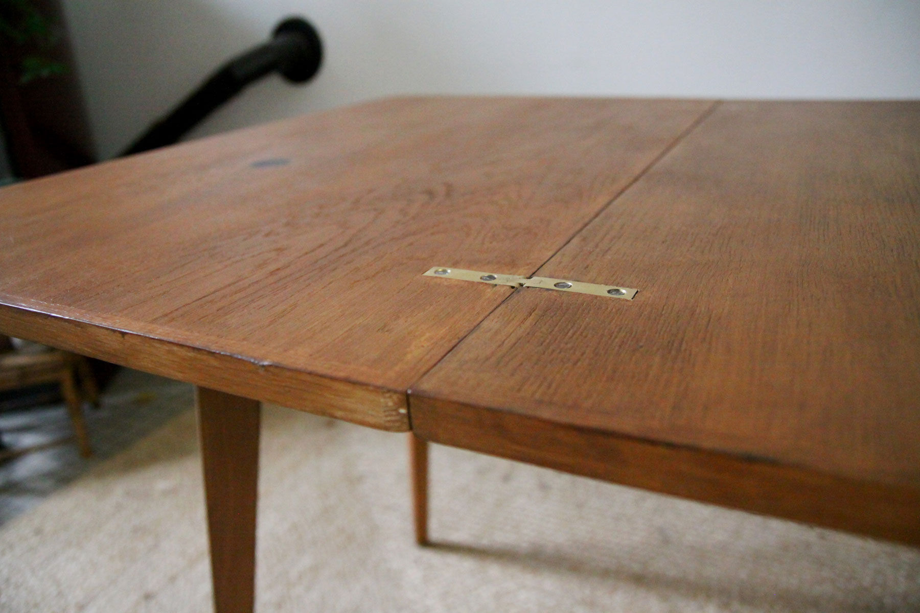 Scandinavian-style system table