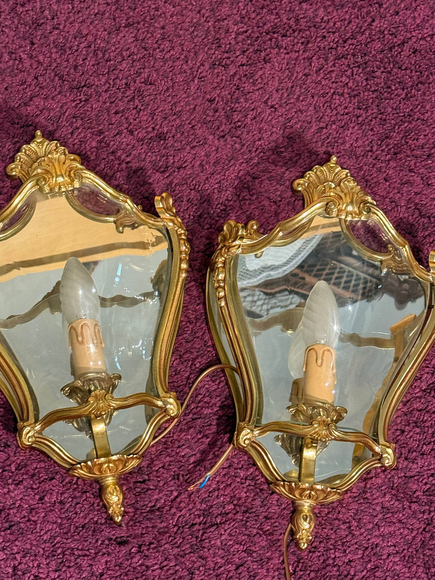 Set of bronze and curved glass light fixtures – Louis XV style – read