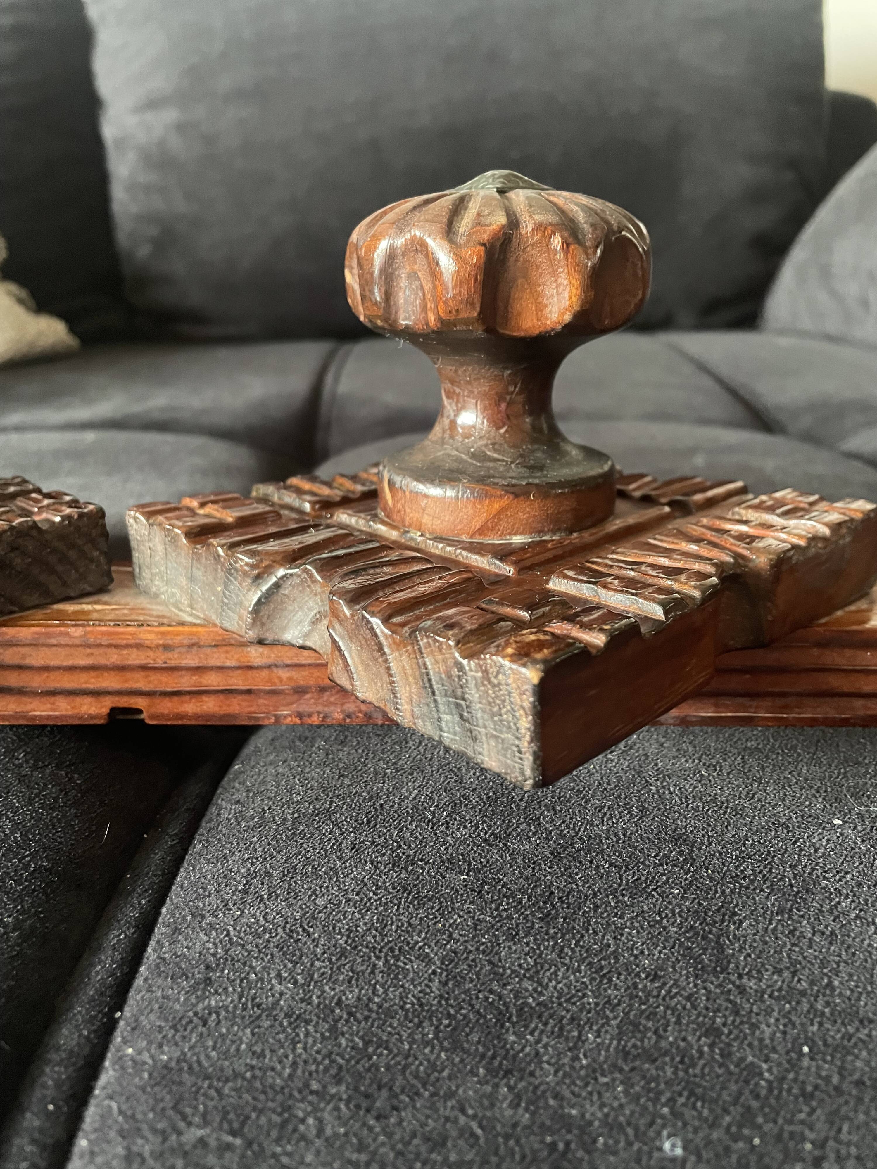 Porte-manteau mural primitif brutaliste en bois