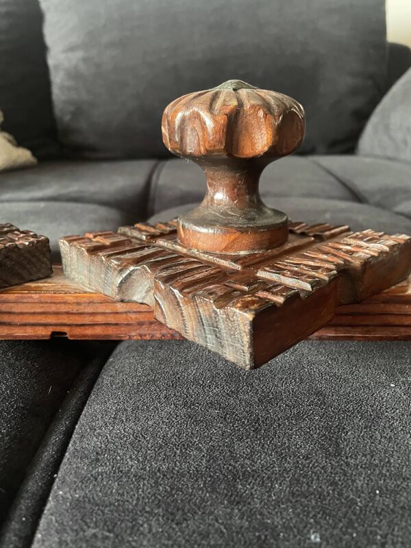 Porte-manteau mural primitif brutaliste en bois