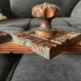 Porte-manteau mural primitif brutaliste en bois