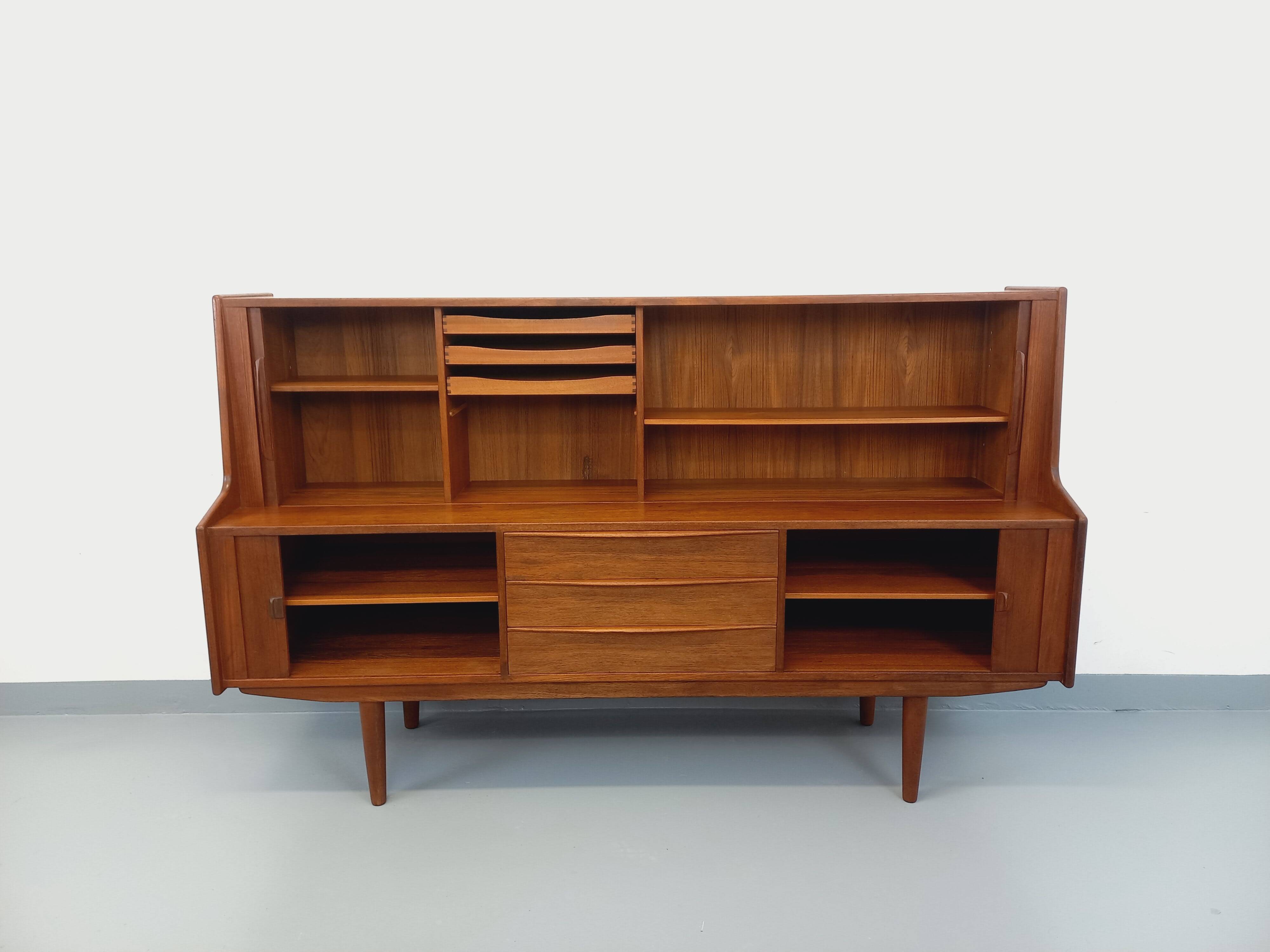 Enfilade mi-haute scandinave vintage Ib Kofod-Larsen pour Faarup en teck