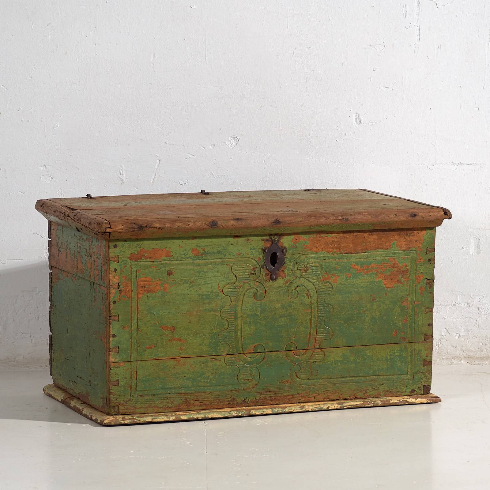 Antique chest with green patina (Year 1839)