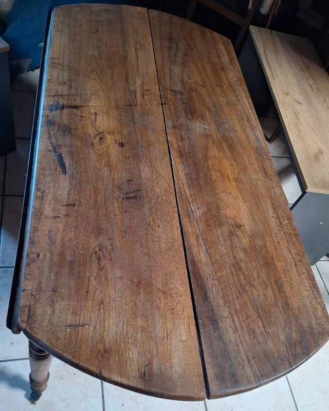 Oval table with folding leaves
