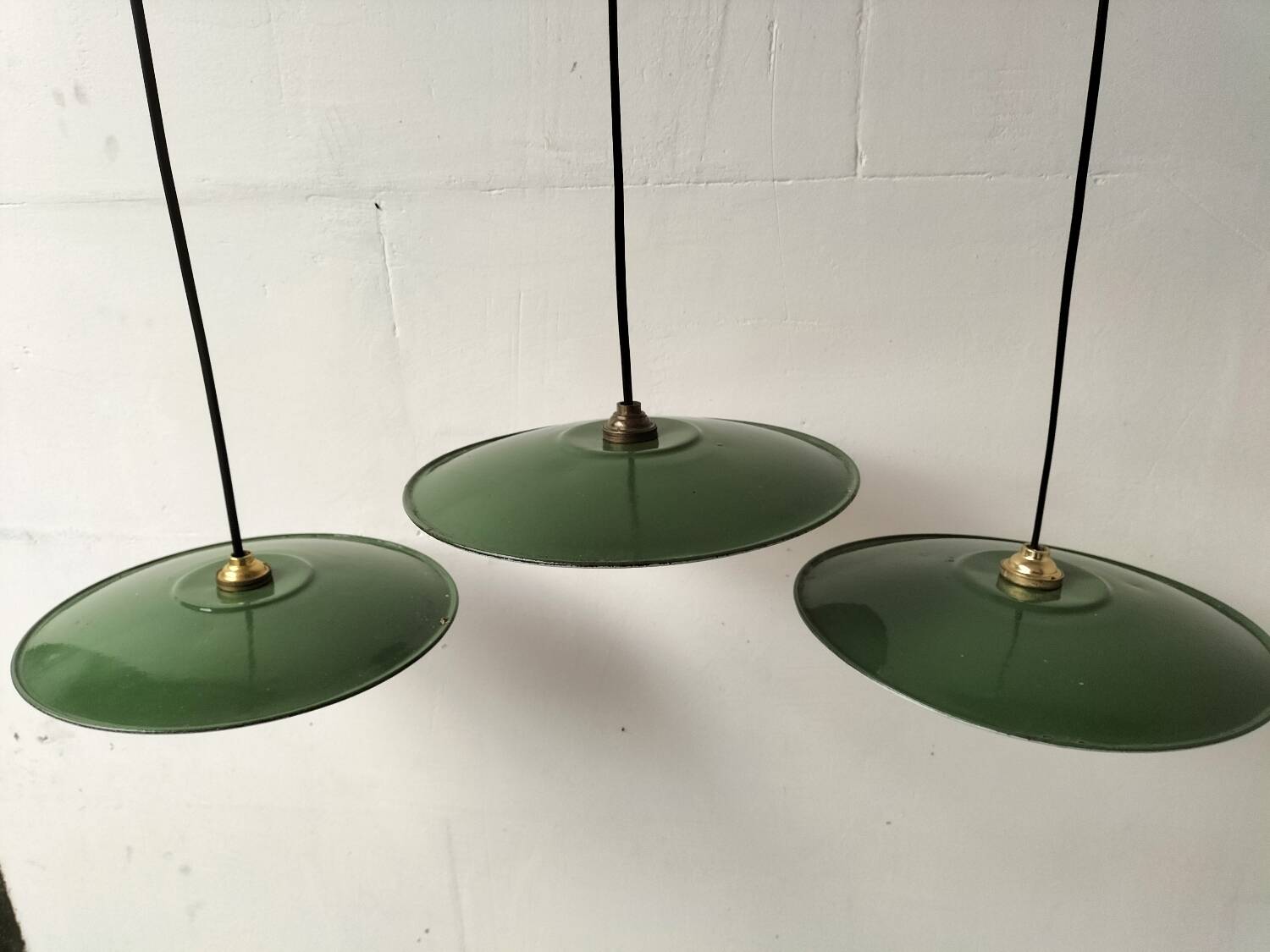 Suspensions in enamelled sheets