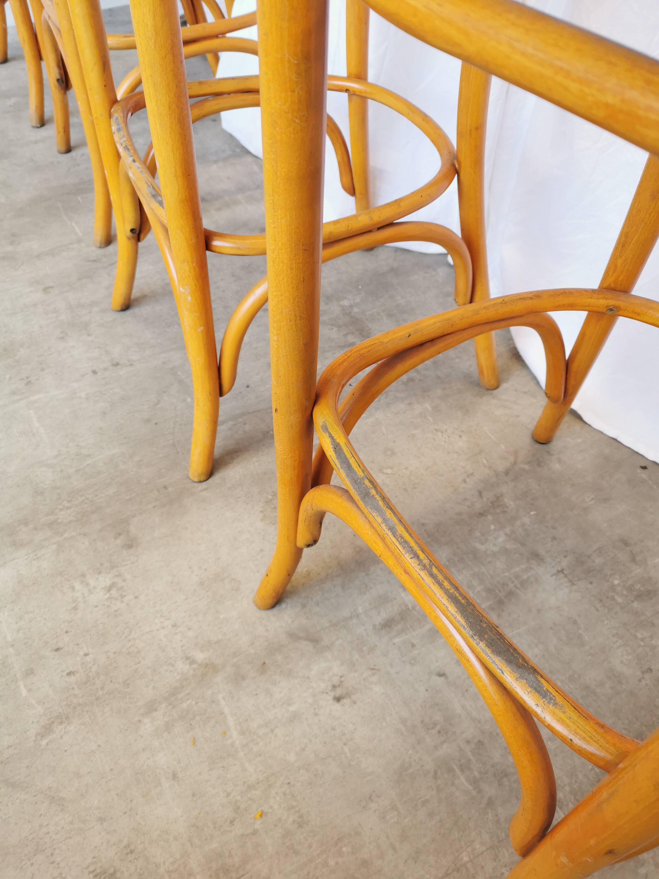 Ensemble de 4 chaises hautes de bar vintage en bois courbé avec accoudoirs / Couleur bois naturel