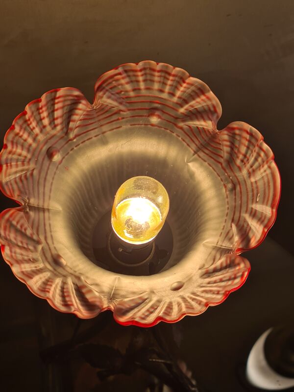 Lampe  fer forgé  1900  verre  dentelle pressé et moulé  a liseré rouge tres rare  tres belle  35x14