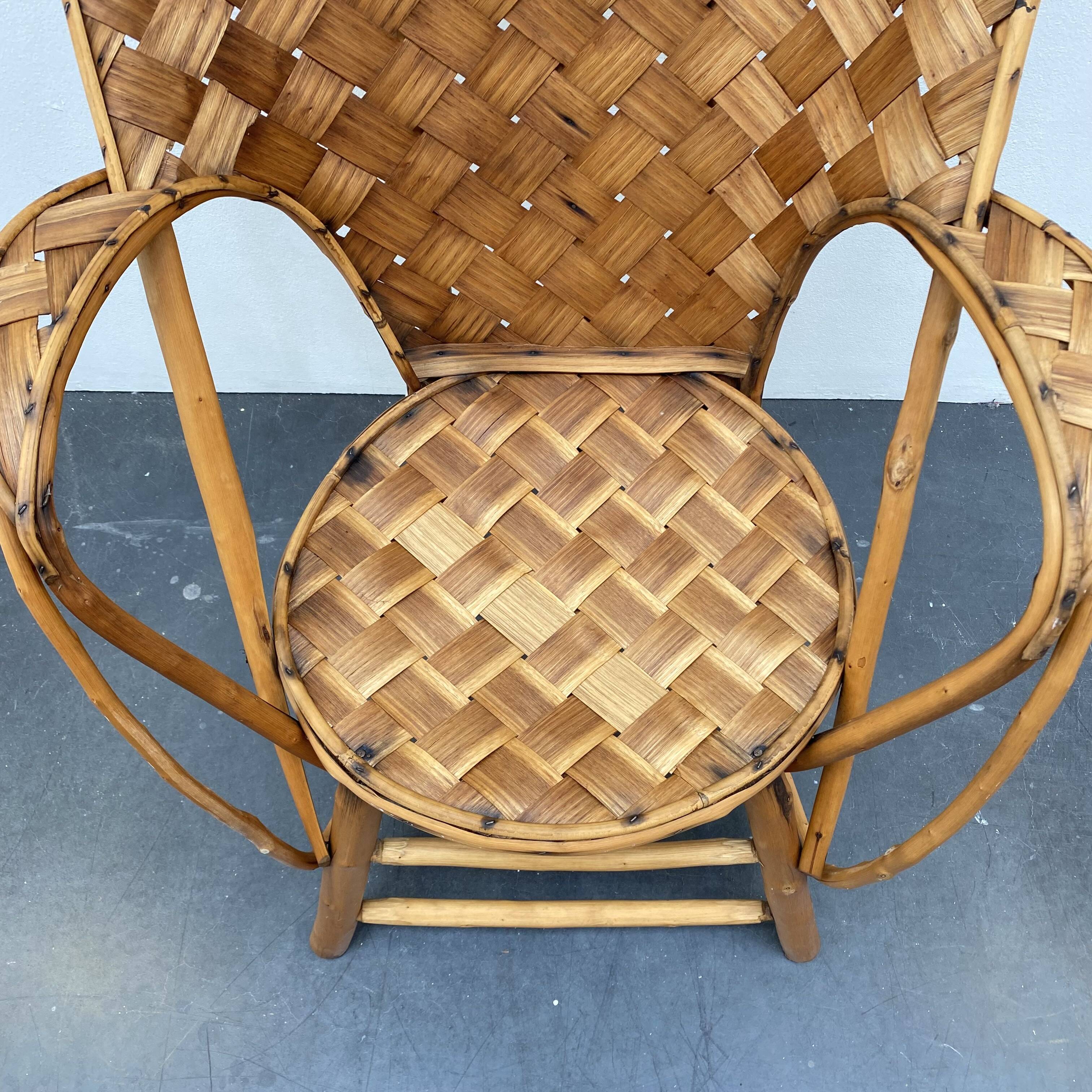 Ensemble composé d’une table et trois fauteuils en lamelles de châtaignier années 50/60