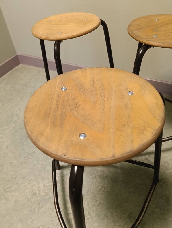 Tabouret empilable industriel (4)