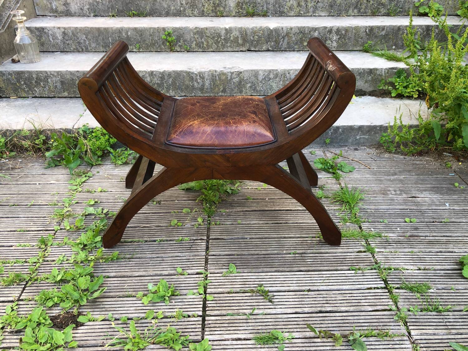 Leather curule chair