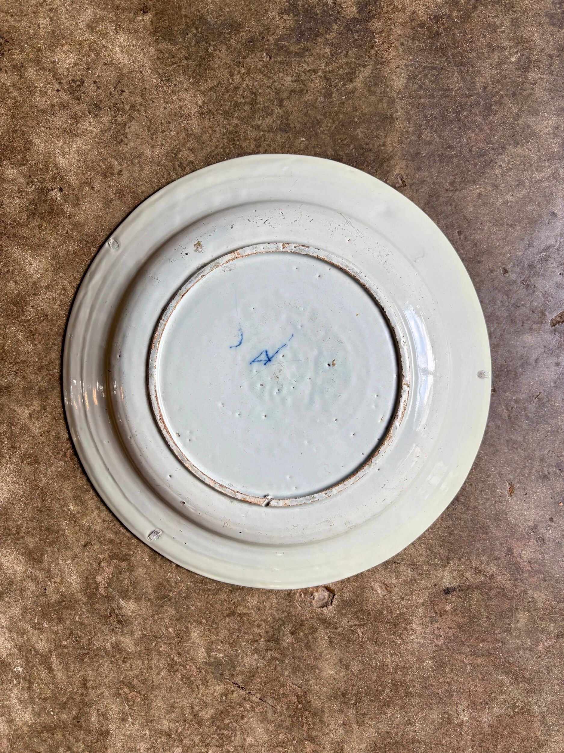 Round plate from Delft, 18th century.