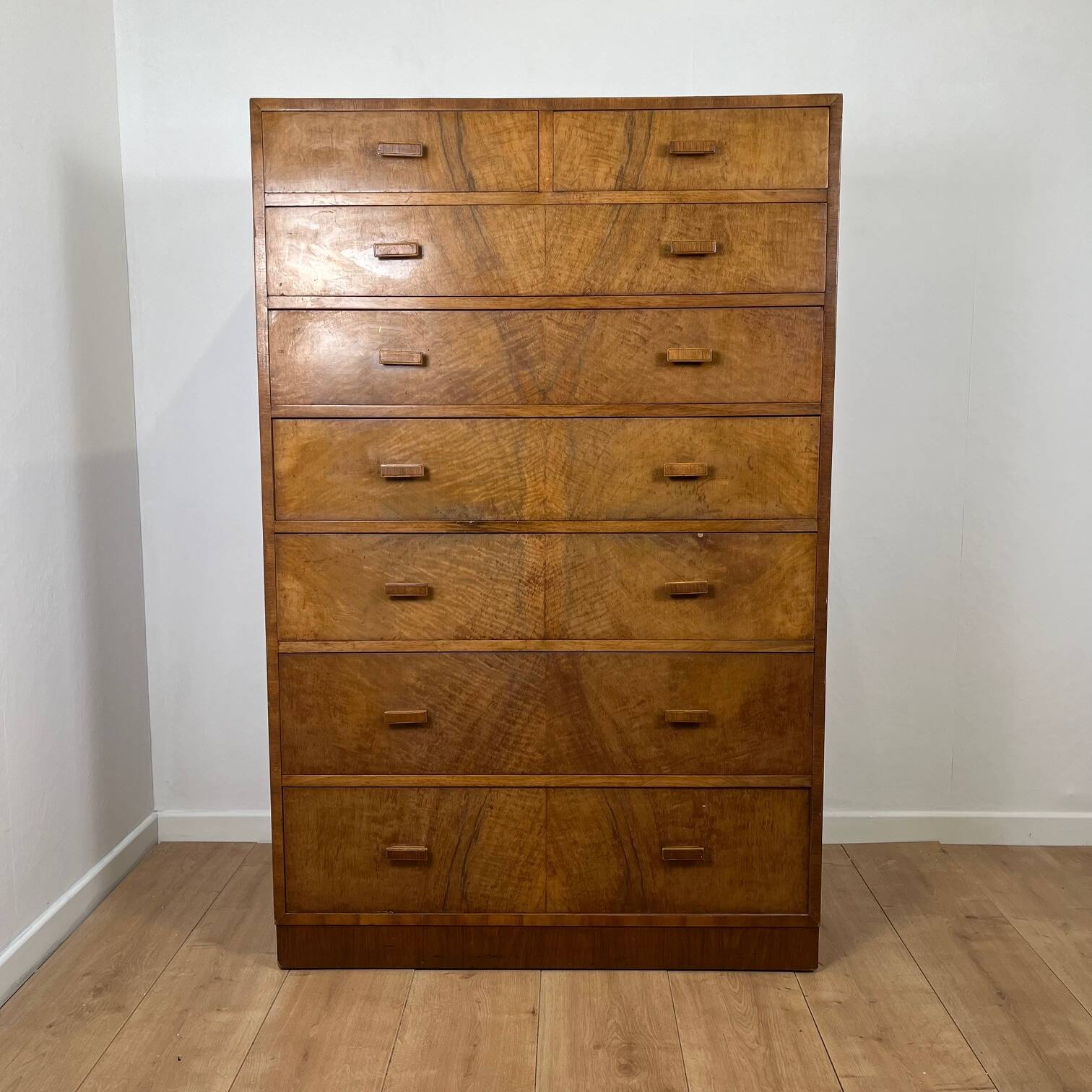 Tall chest of drawers, Art Deco weekly chest in flamed walnut, 1930-1940
