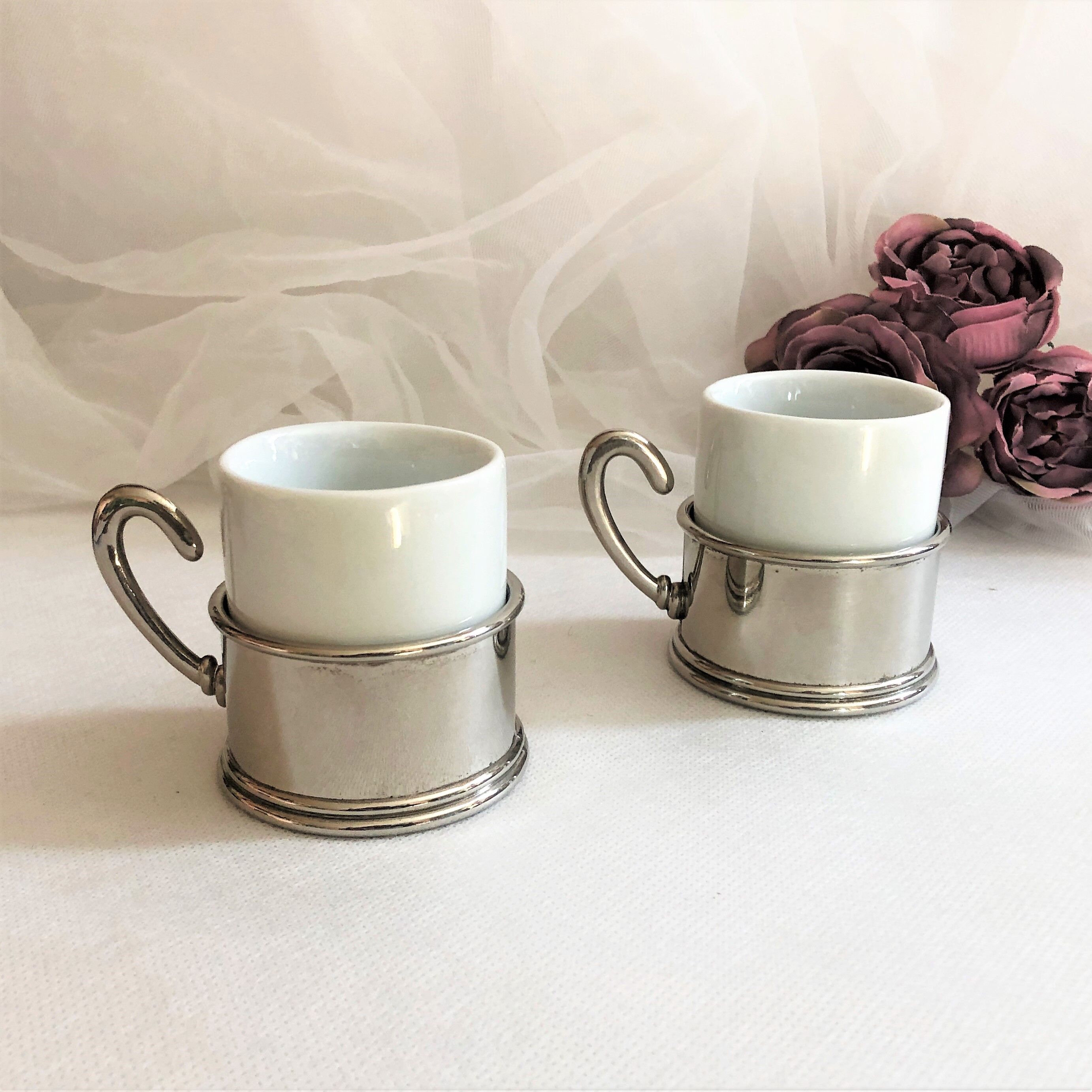 Set two porcelain cups and silver metal support