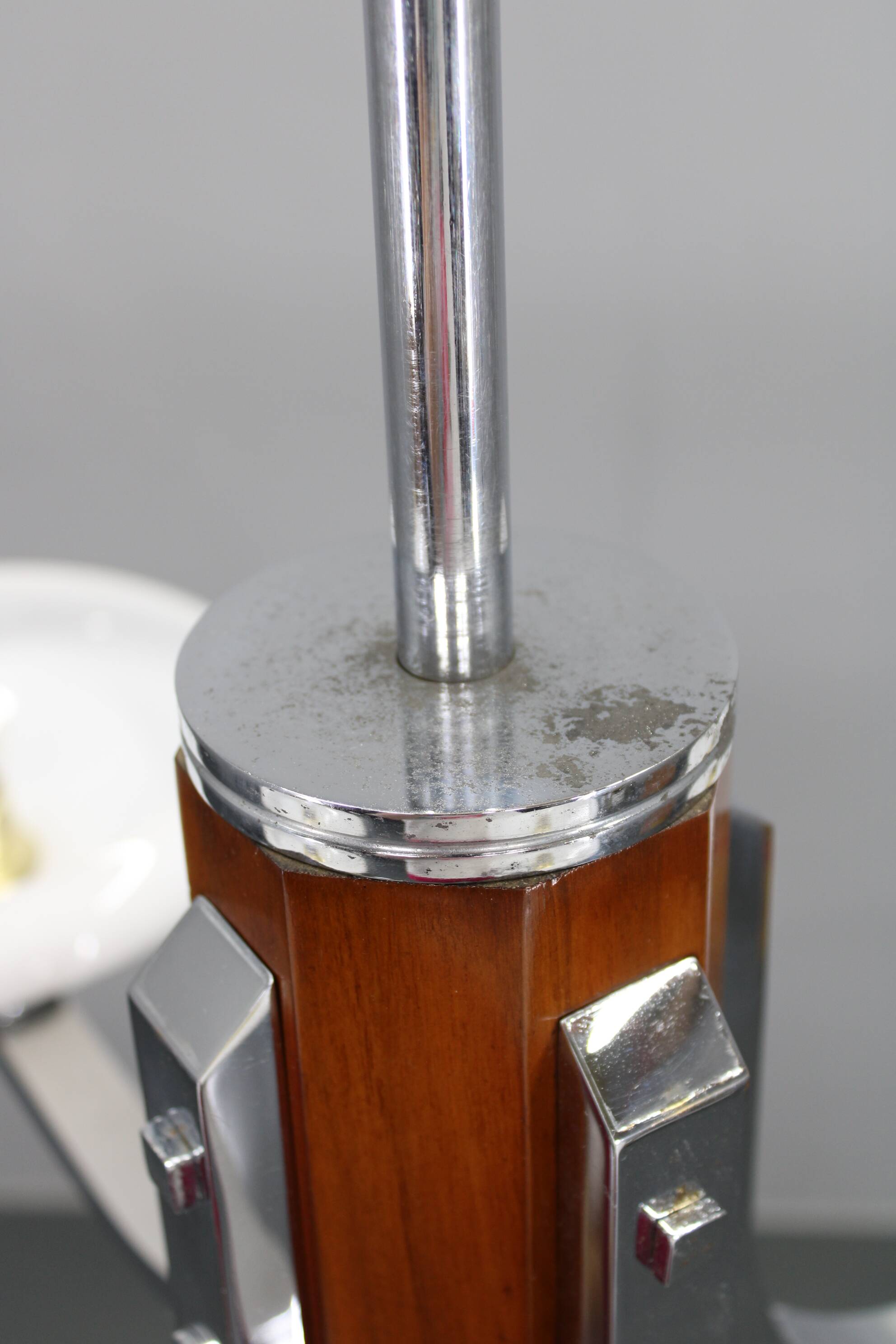 Lustre Art Déco en chrome et noyer avec abat-jour en verre opale, Tchécoslovaquie, 1