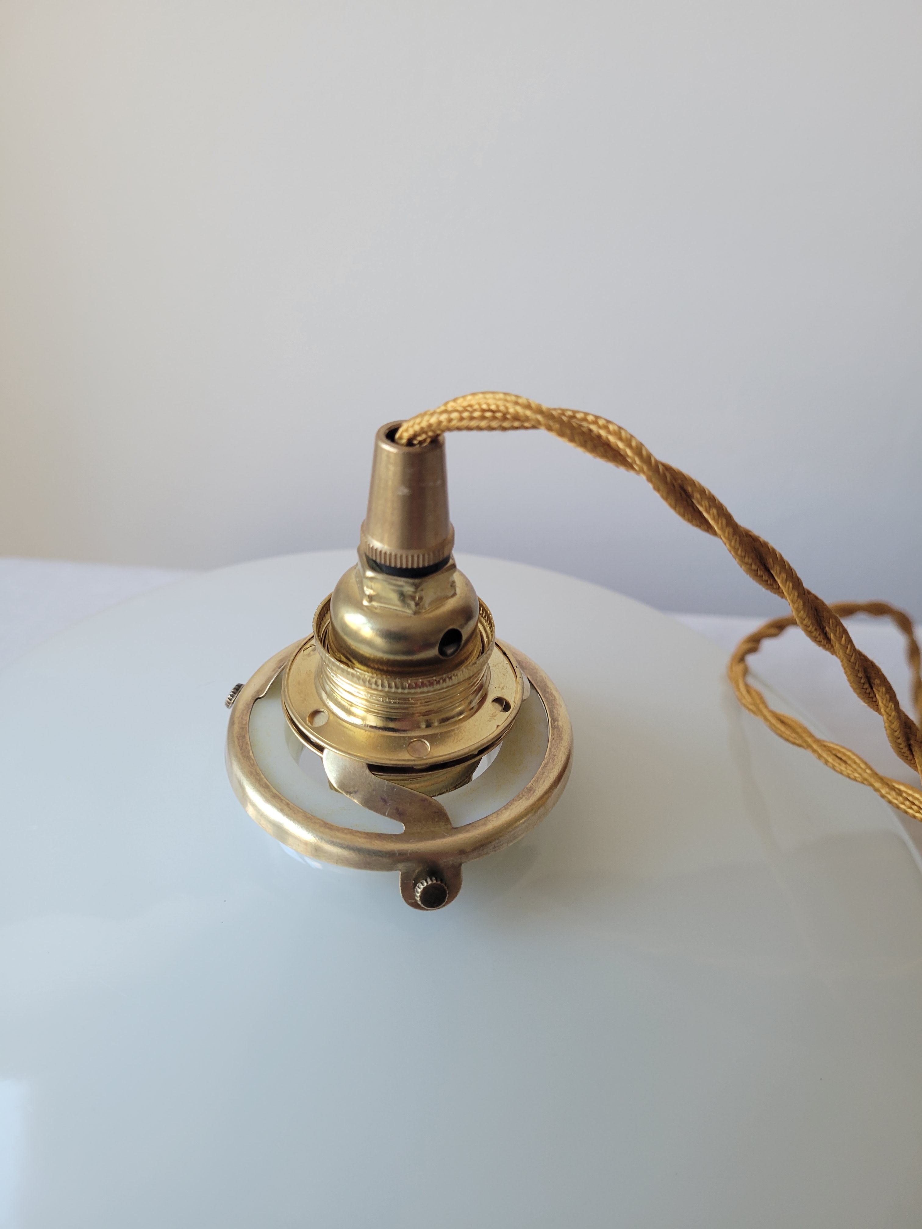 White opaline suspension