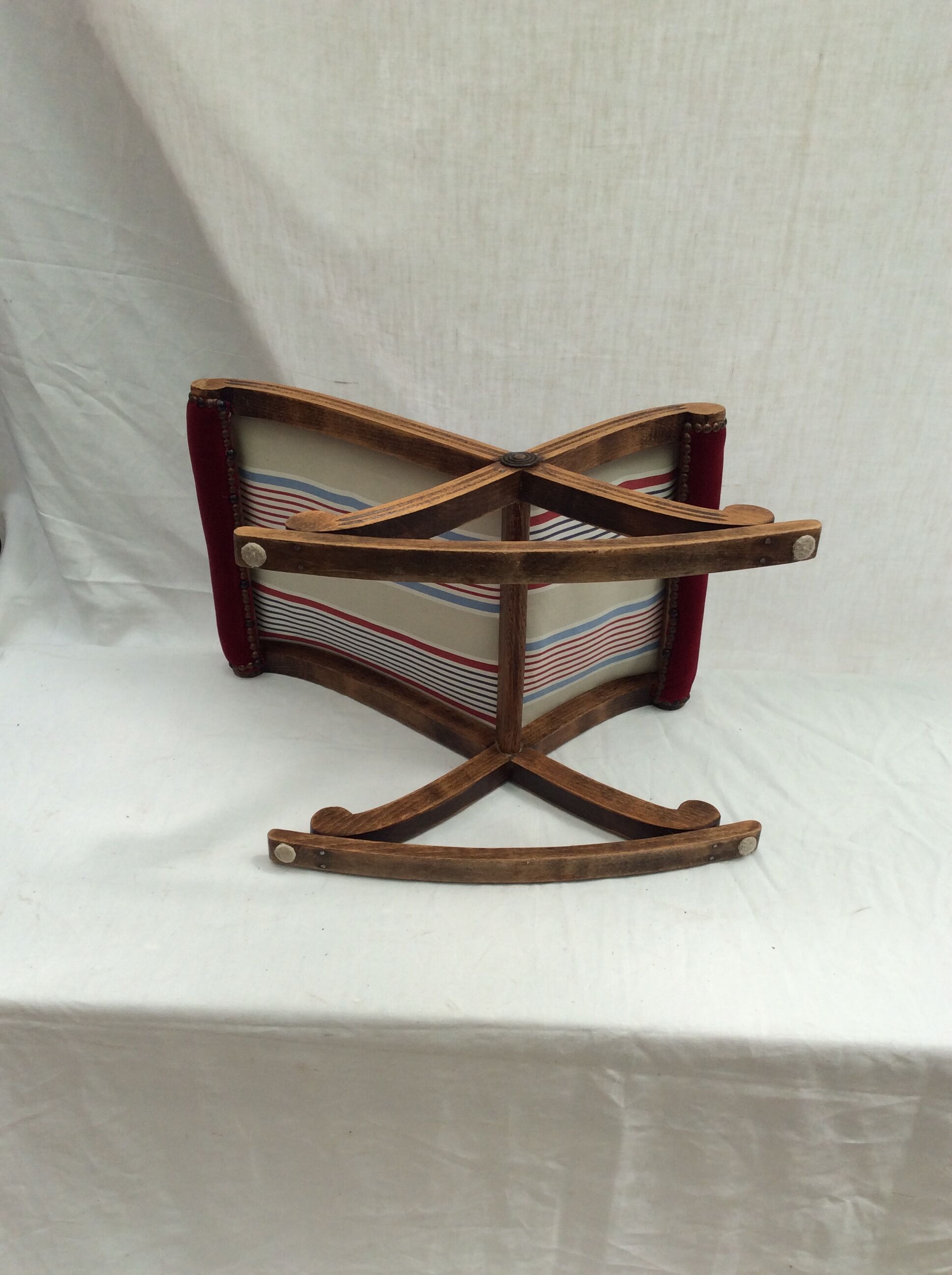 Wooden swing tabou/rest feet and dark red fabric dimension: H-38xL-54xPr-35cm-