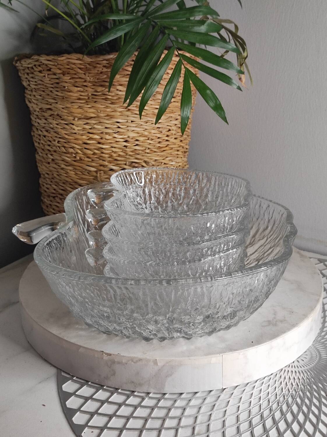 Apple-shaped fruit salad service