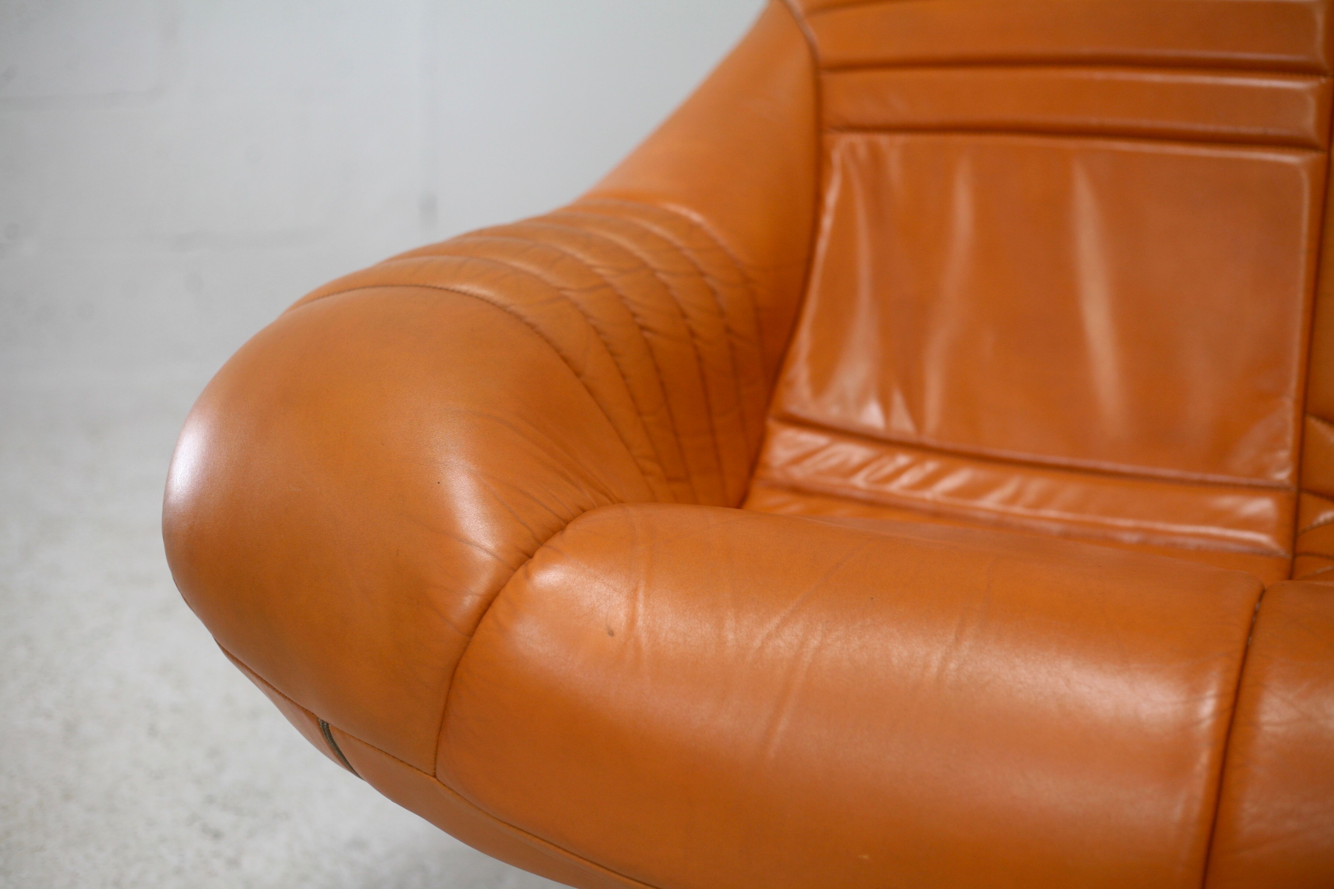 Sofa "space age". Leather, fiberglass, foam, steel. Circa 1970. Orange.