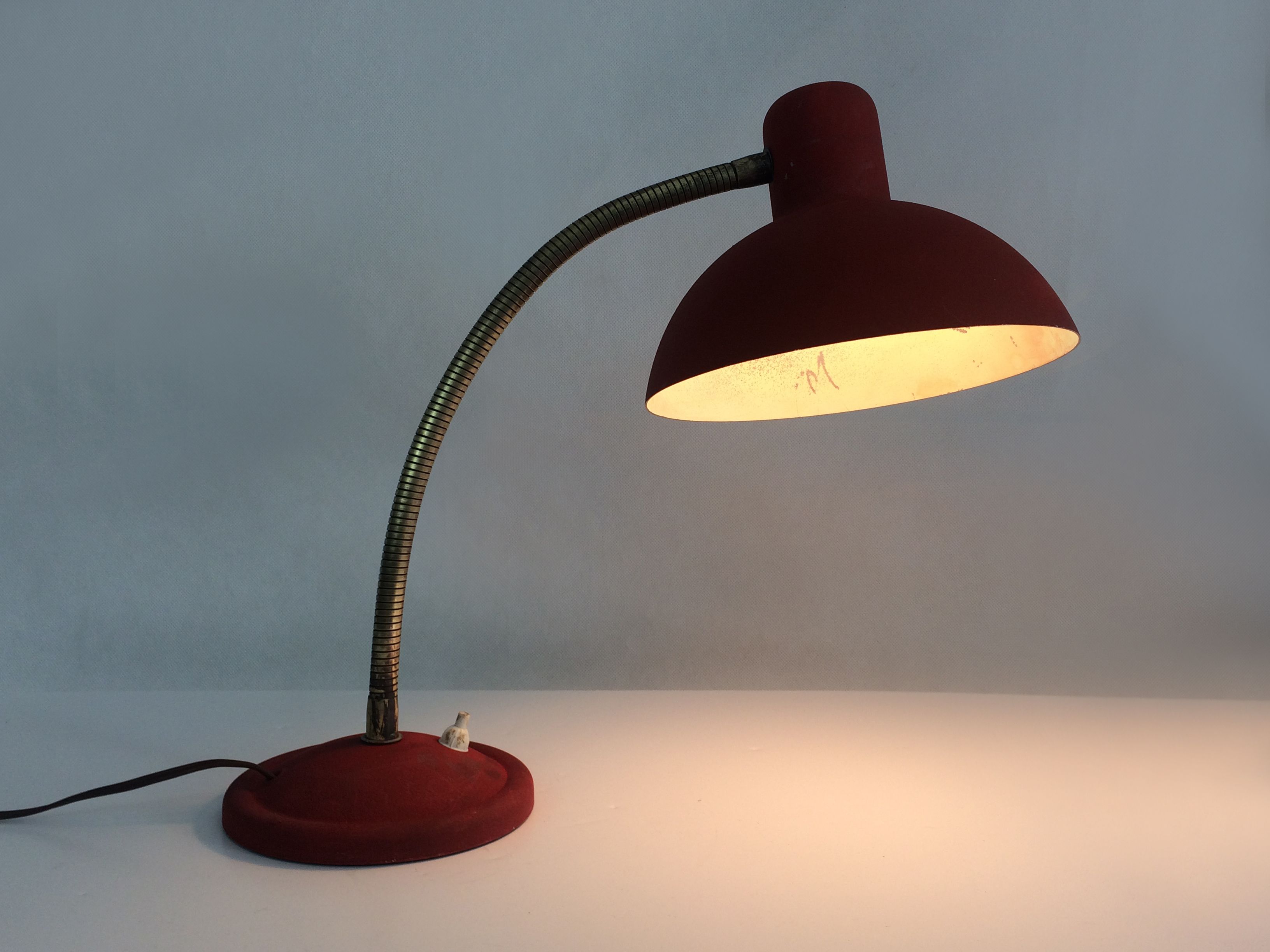 Flexible desk lamp vintage Aluminor in red lacquered metal. Year 50
