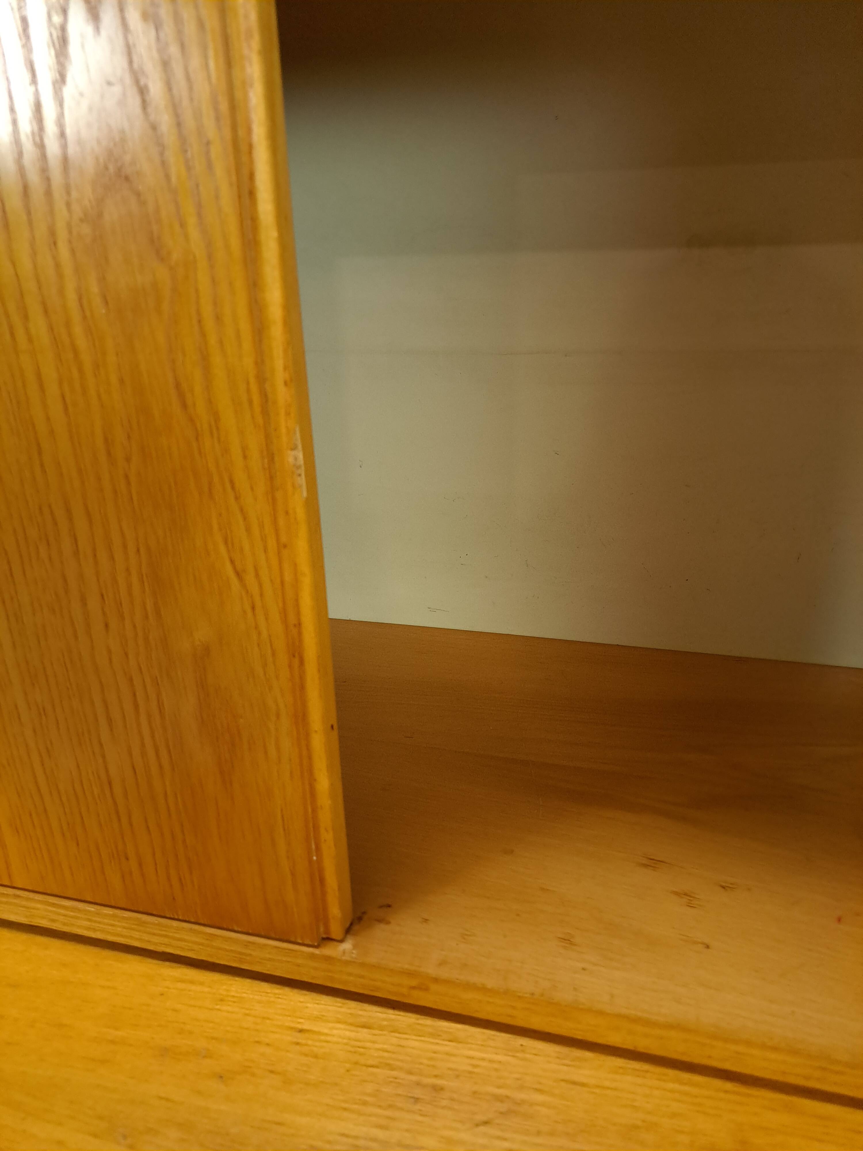 Armoire en placage Hellerau avec pieds et tiroirs en acier