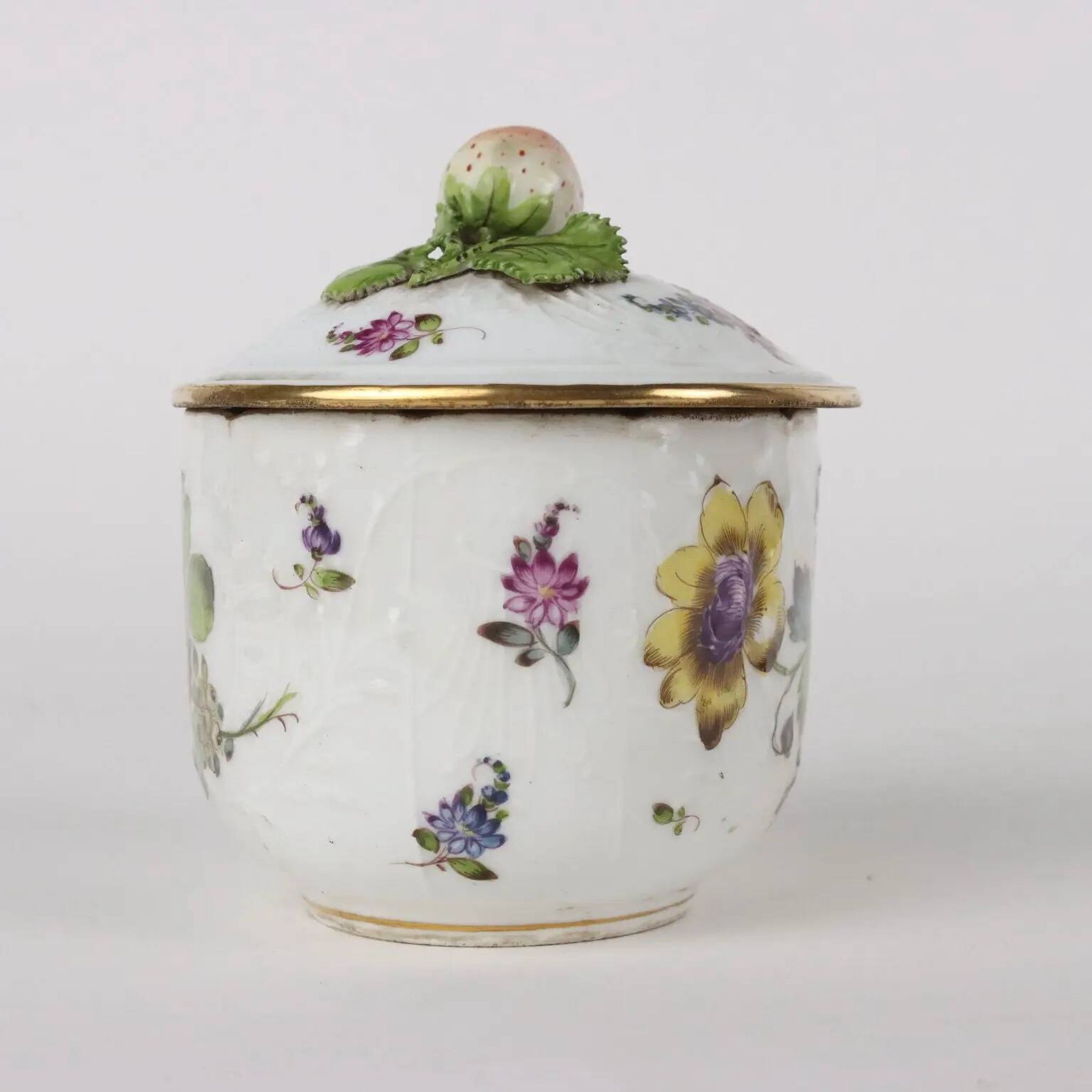 Sucrier ancien en porcelaine blanche peinte, Europe