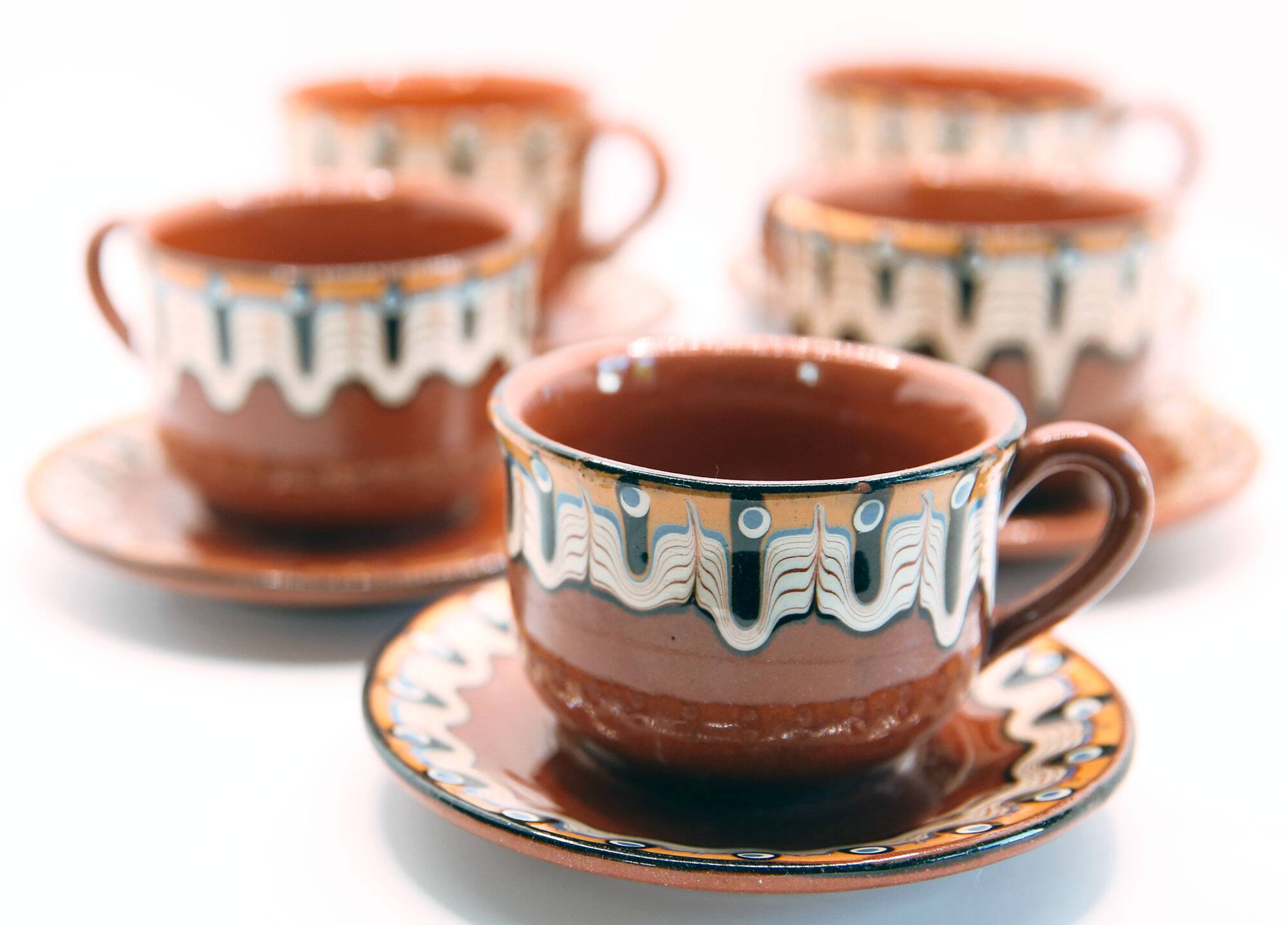 Lot de 5 tasses et leurs soucoupes en céramique artisanale de Bulgarie