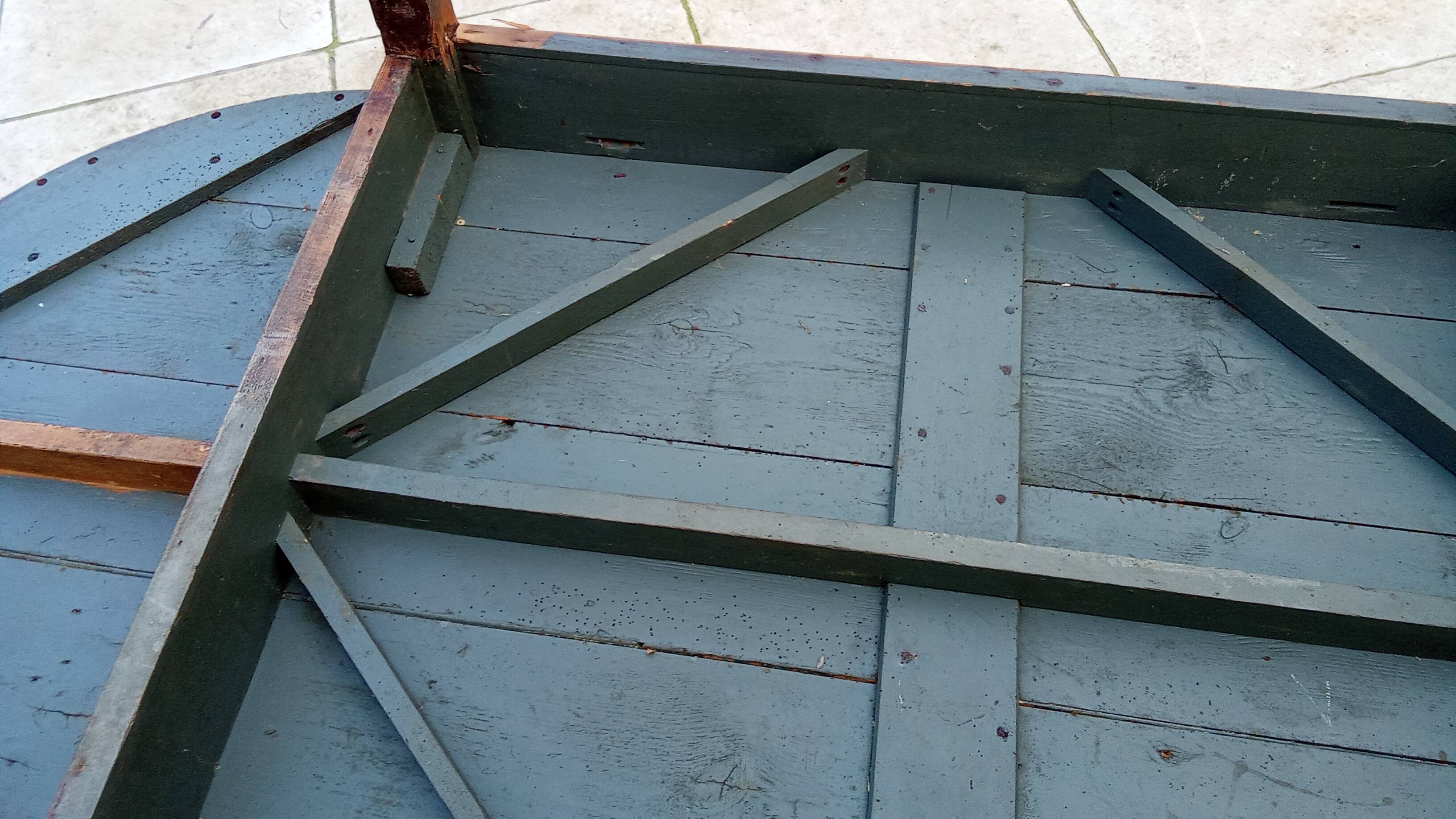 Old oval farm table 2m42