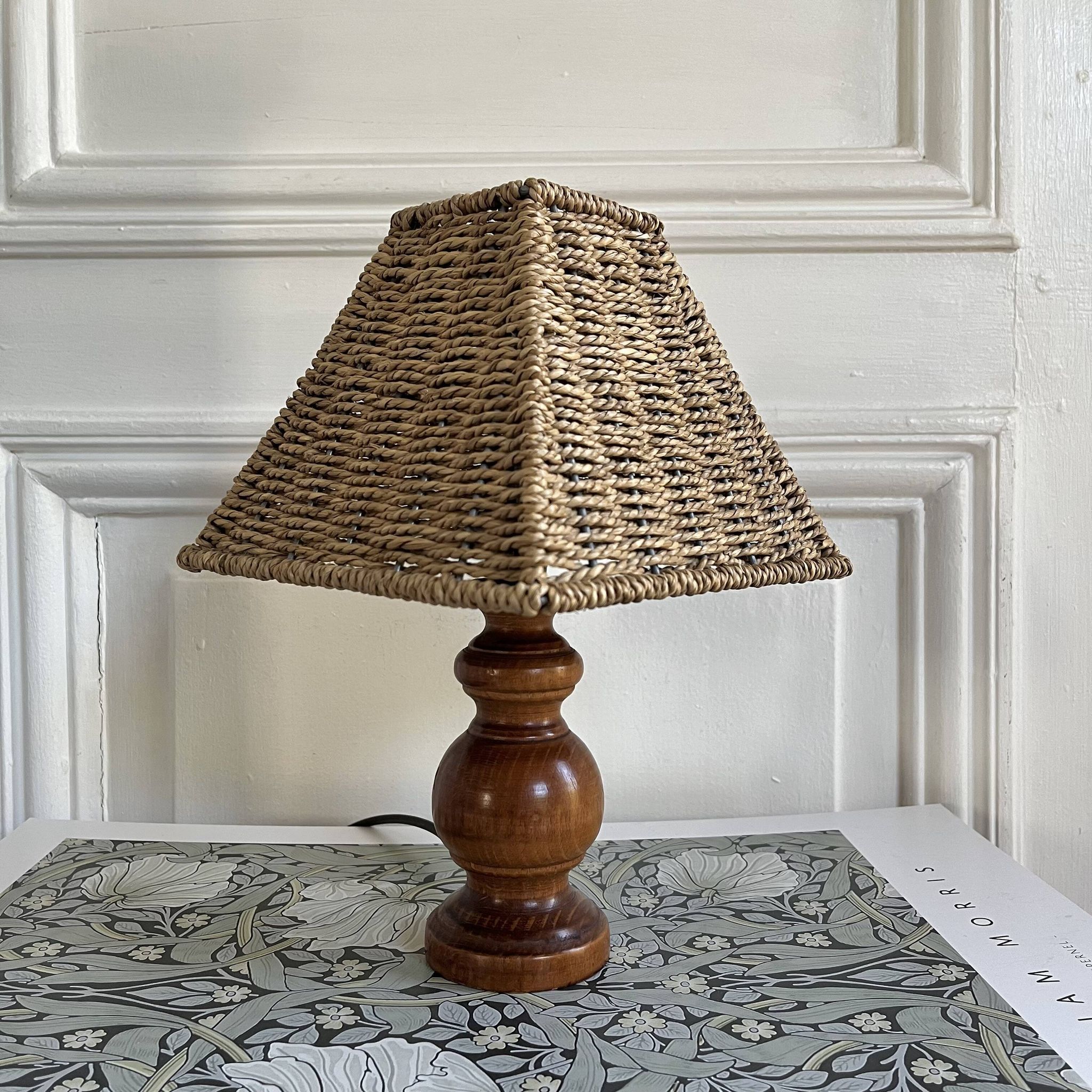 Lampe en bois, abat-jour corde, années 70