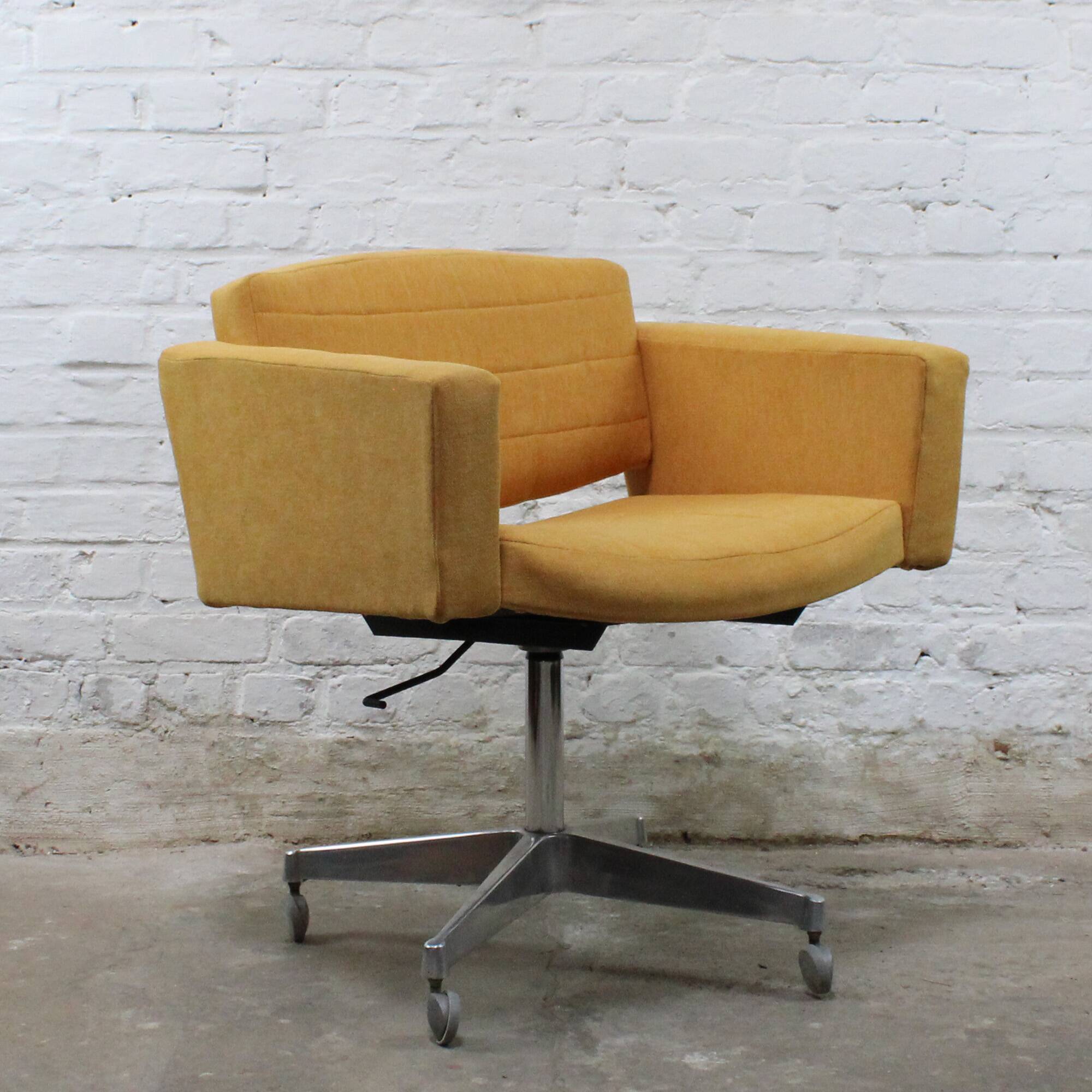 Office chair model "Conseil" by Pierre Guariche for Meurop