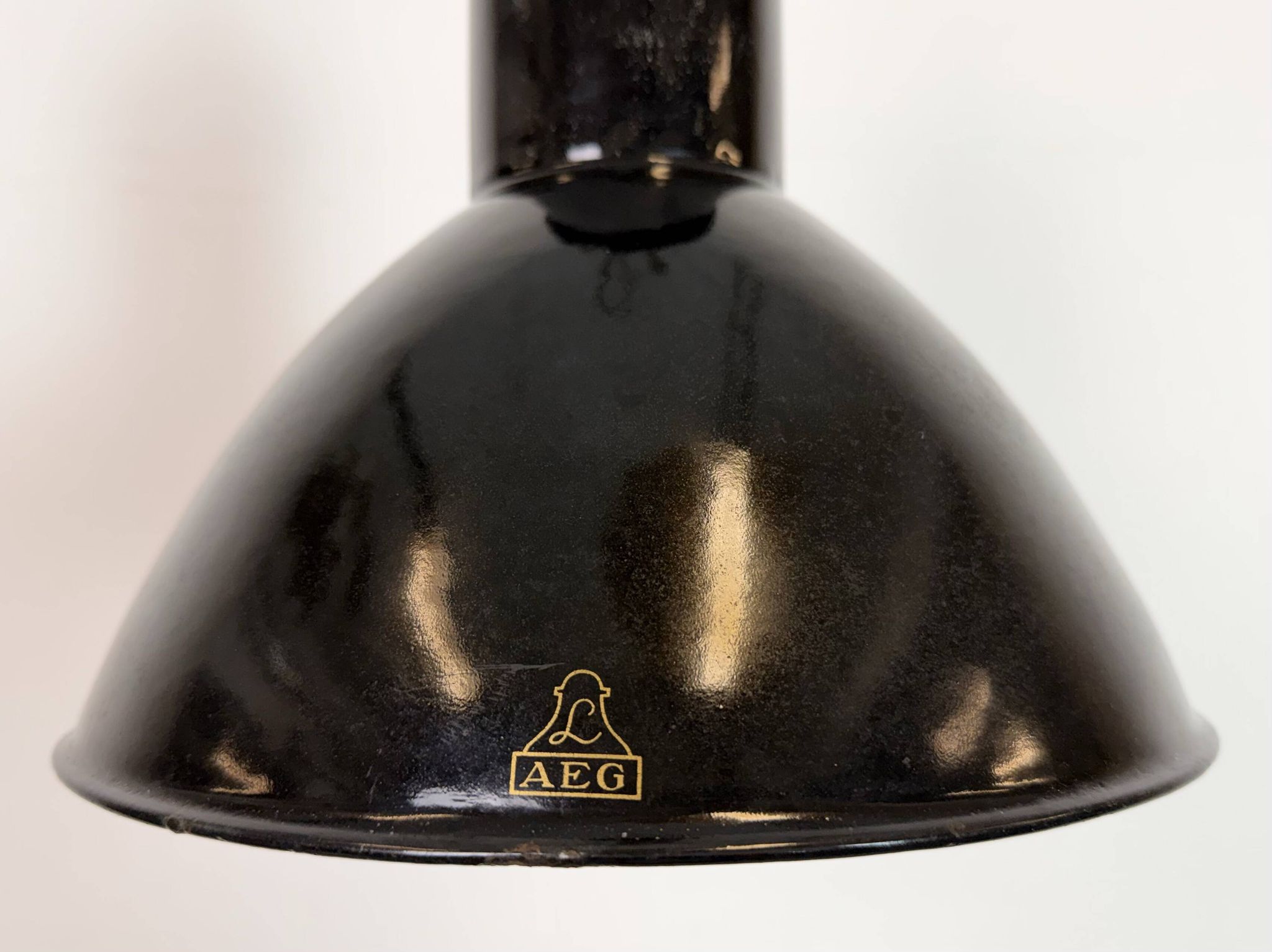 Lampe suspendue industrielle en émail noir de AEG, années 1930