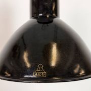 Lampe suspendue industrielle en émail noir de AEG, années 1930