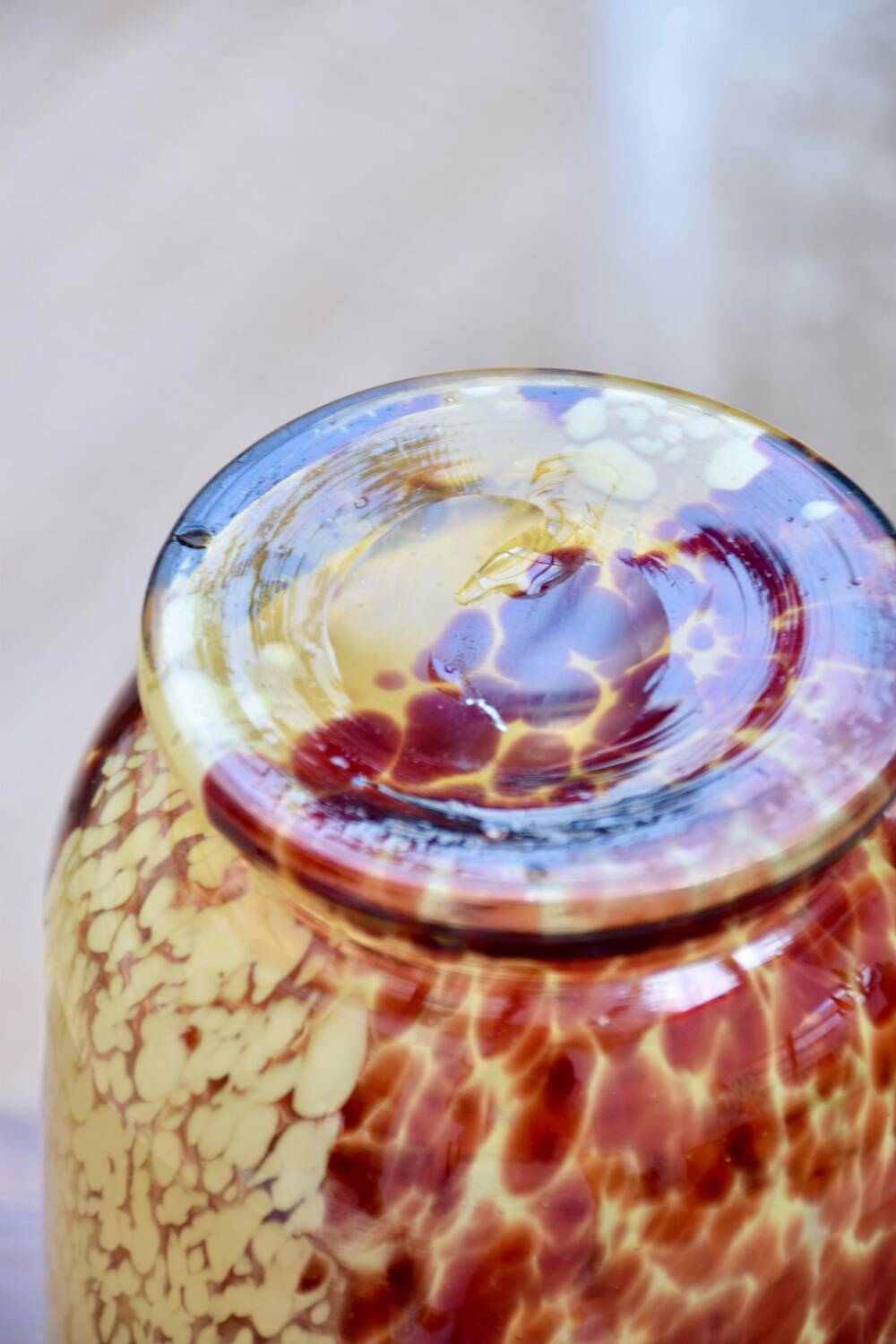 Vase en verre moucheté