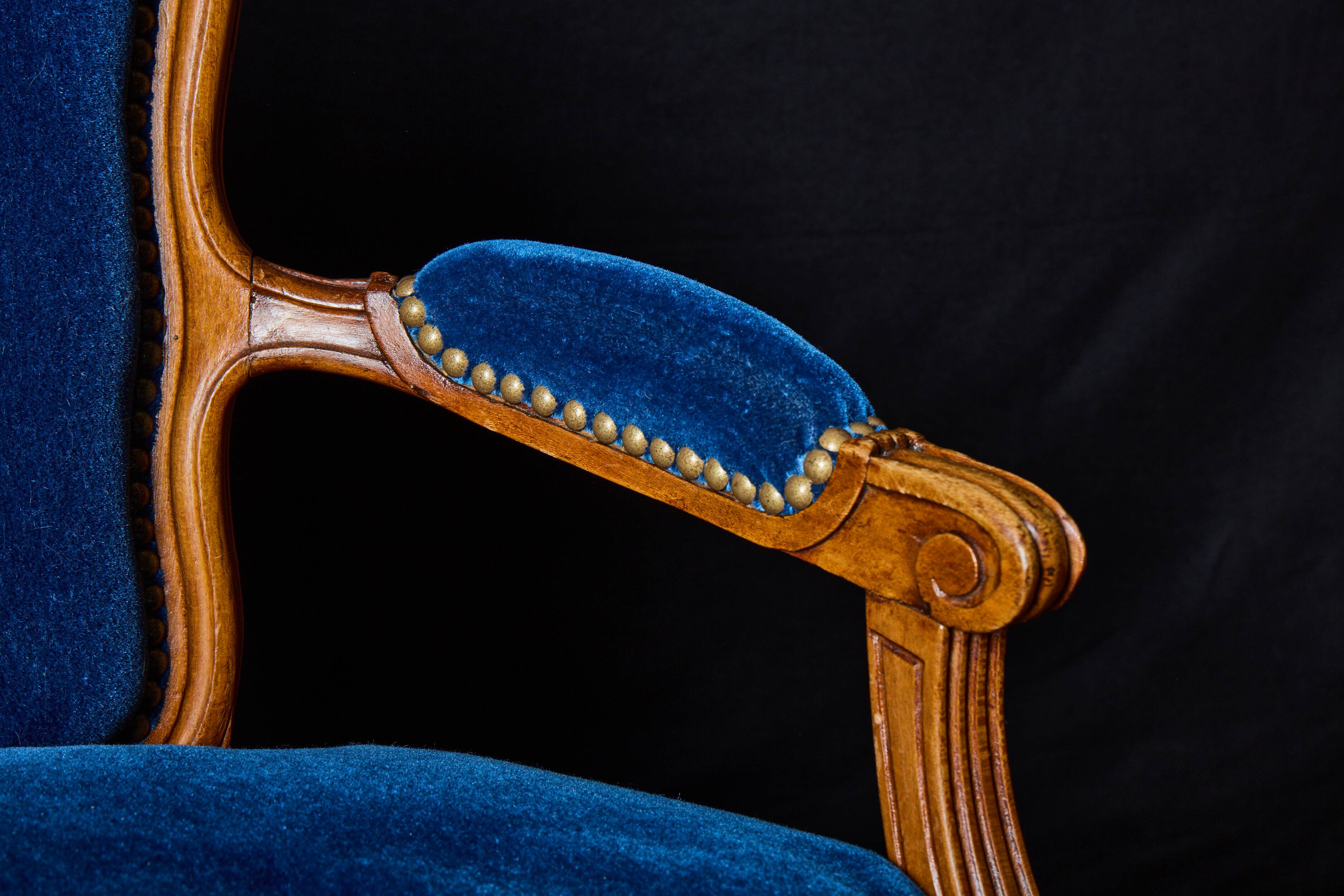 Paire de fauteuils de style Louis XVI rénovés en velours bleu