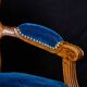 Paire de fauteuils de style Louis XVI rénovés en velours bleu