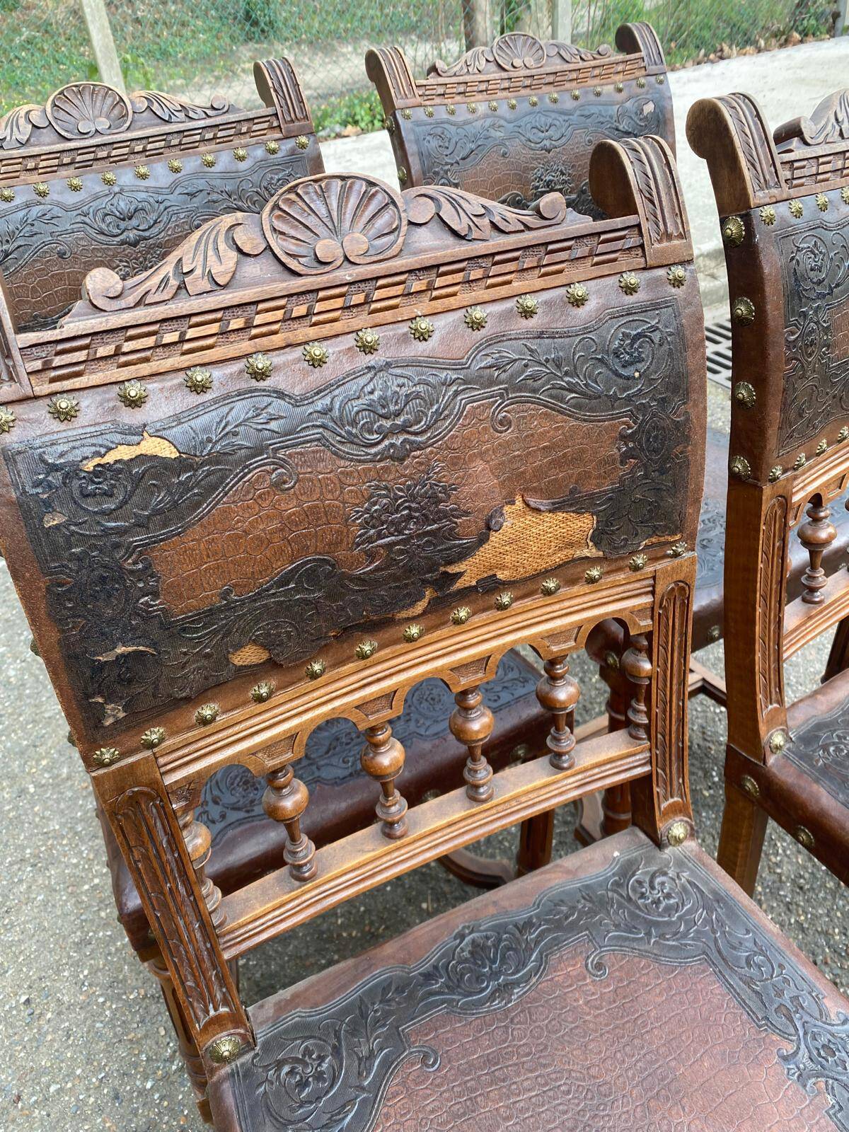 4 Henri II chairs in solid wood and leather from the 19th century.