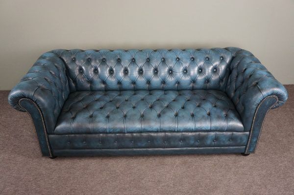 Chesterfield sofa buttoned in blue cowhide, 2.5 seats