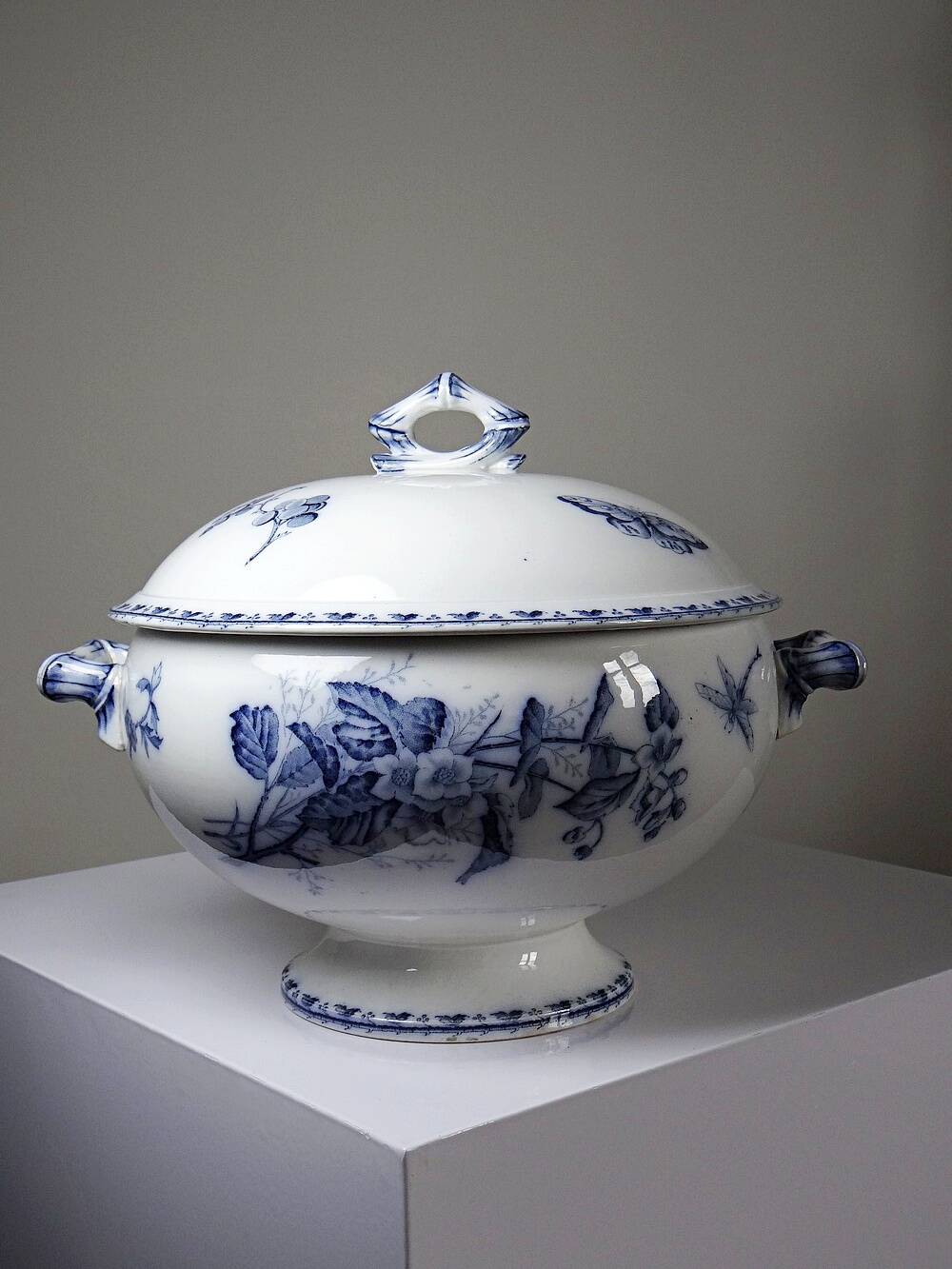 Fine earthenware soup tureen Sarreguemines model Carmen, blue decoration 19th-20th century.