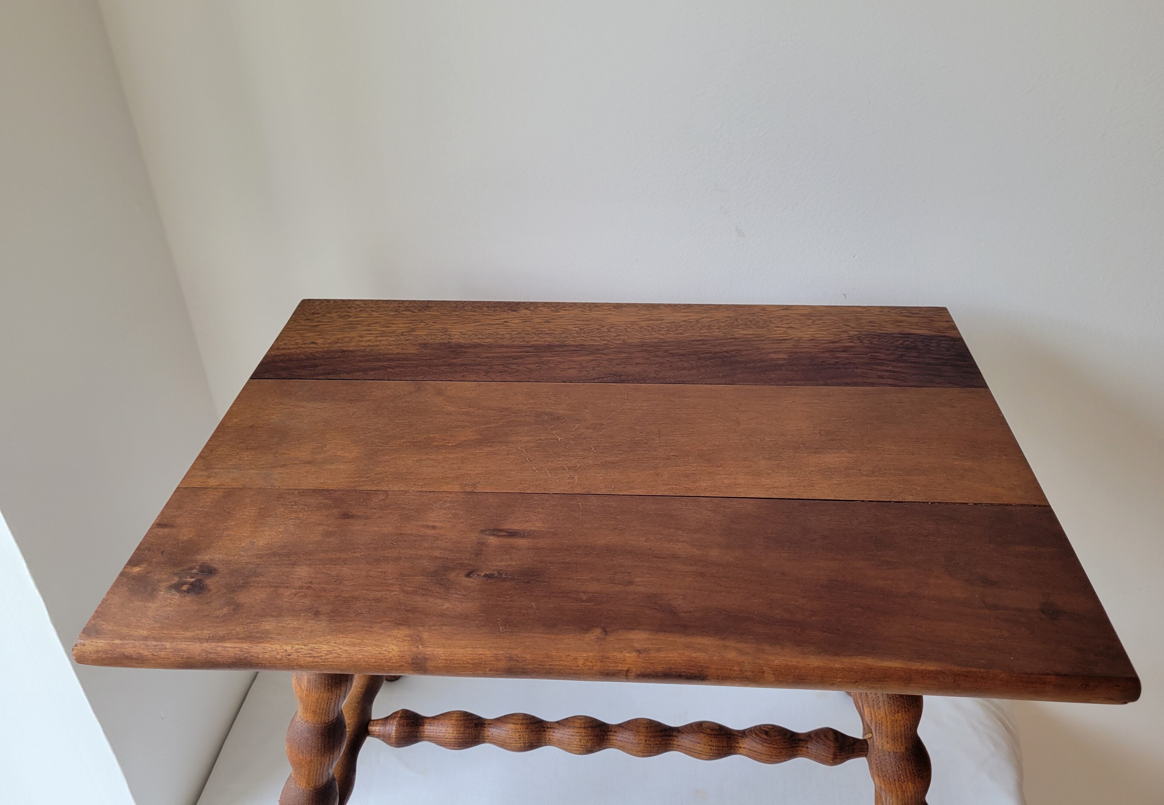 Table basse brutaliste pieds torsadés